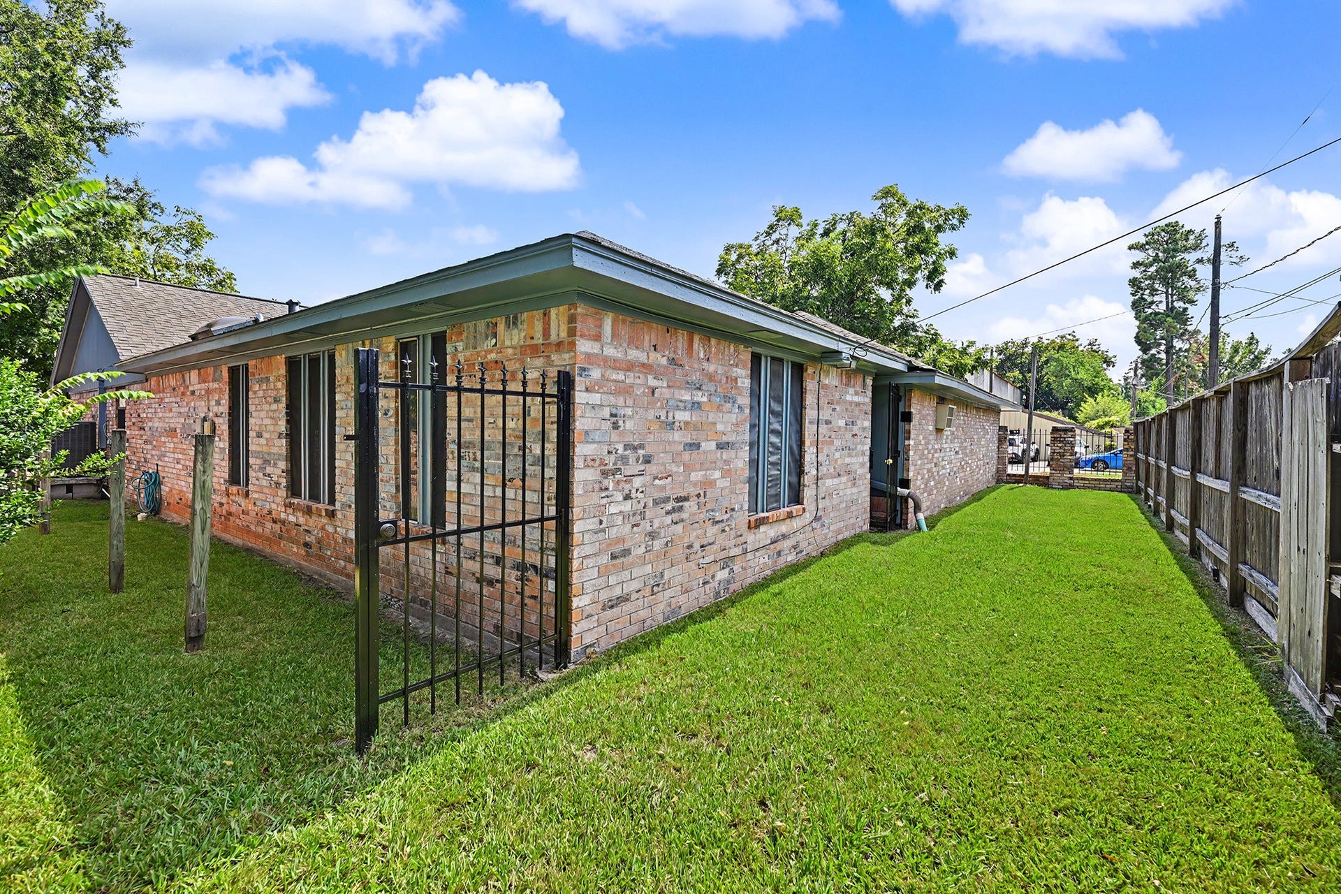 5403 Boots Road, Houston, TX 77091 Fully fenced side yard
