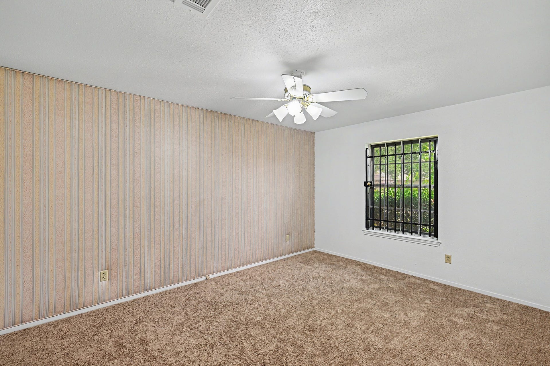 5403 Boots Road, Houston, TX 77091 Bedroom 3 with ensuite bathroom