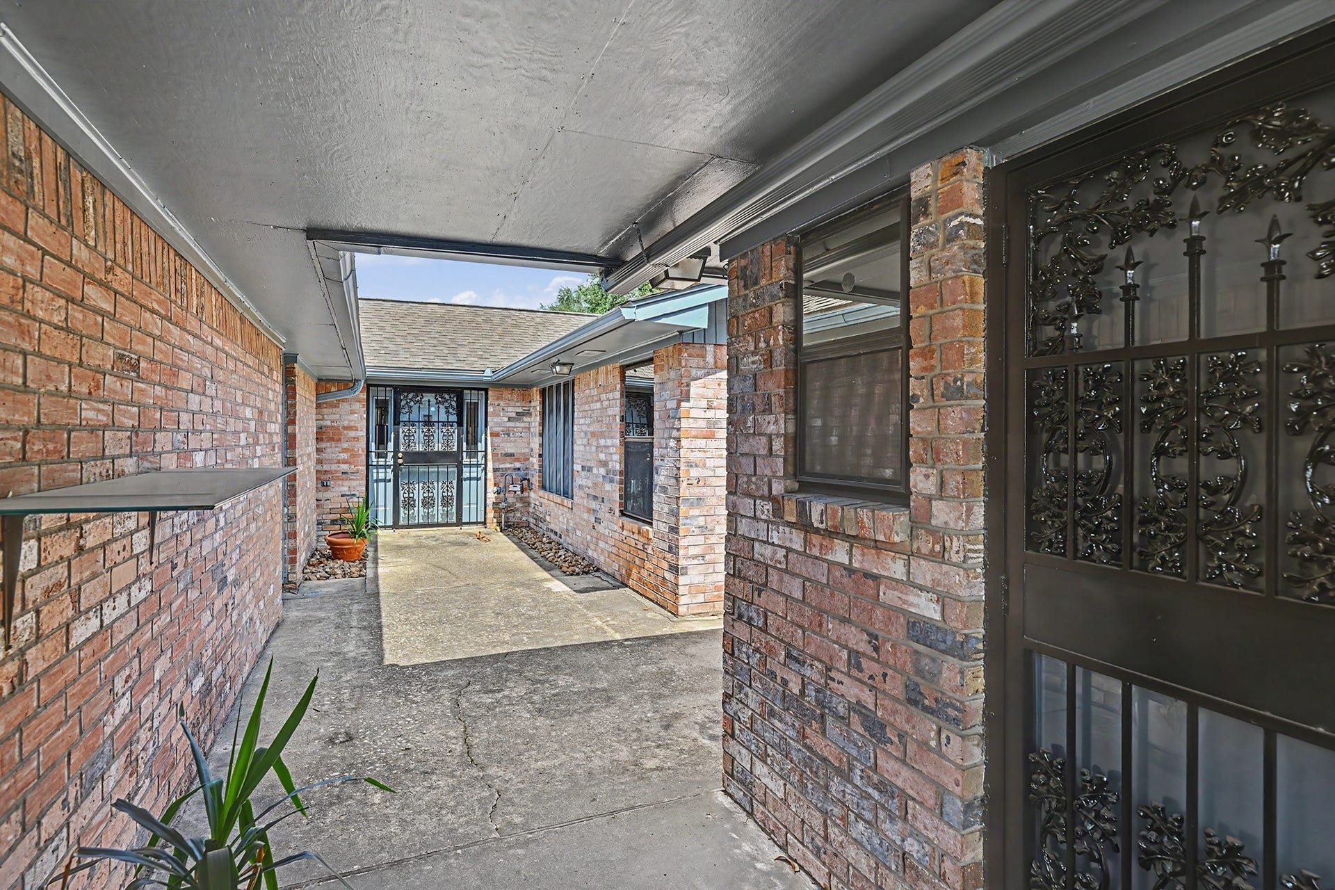5403 Boots Road, Houston, TX 77091 Private courtyard
