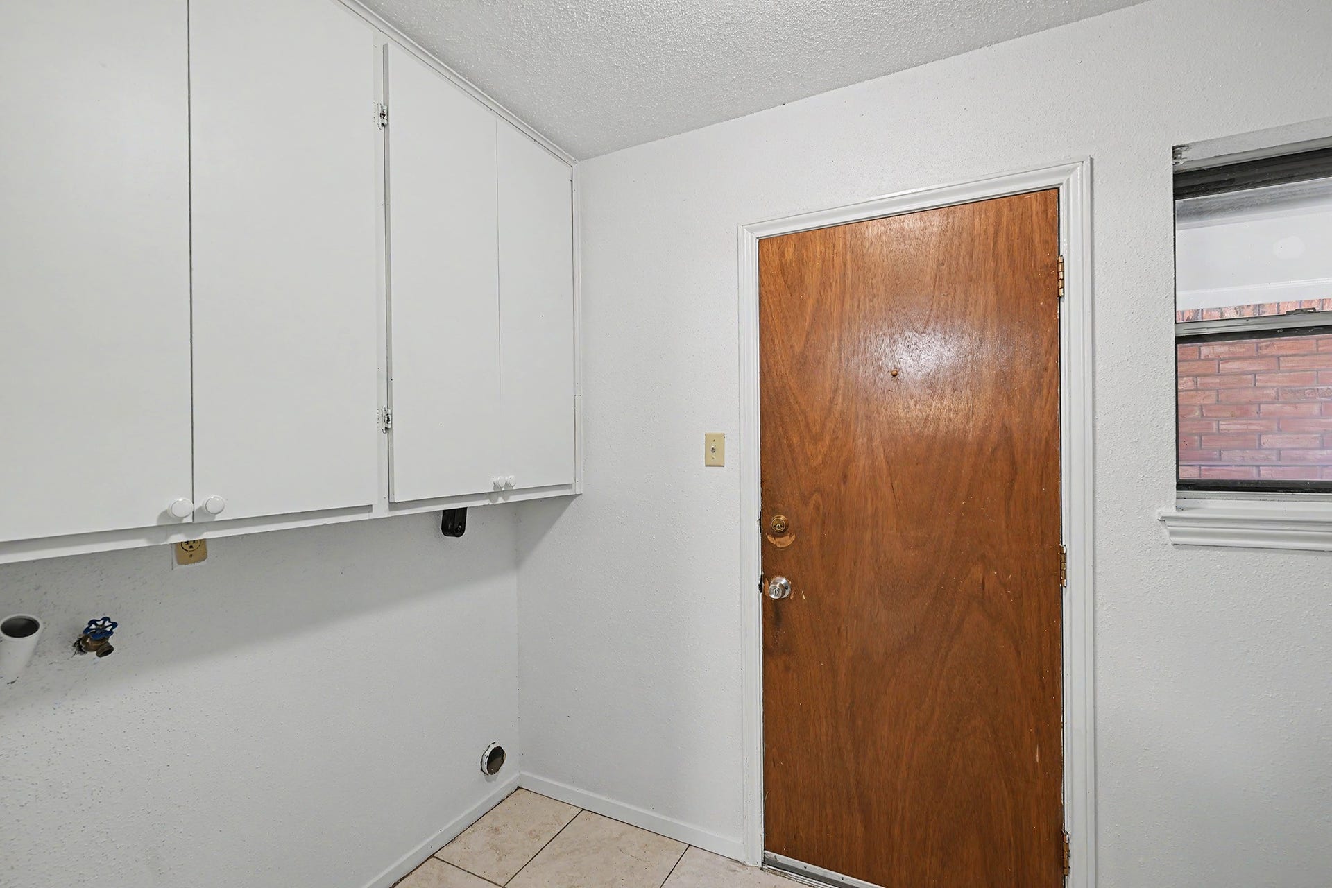 5403 Boots Road, Houston, TX 77091 In-house utility room with built-in storage