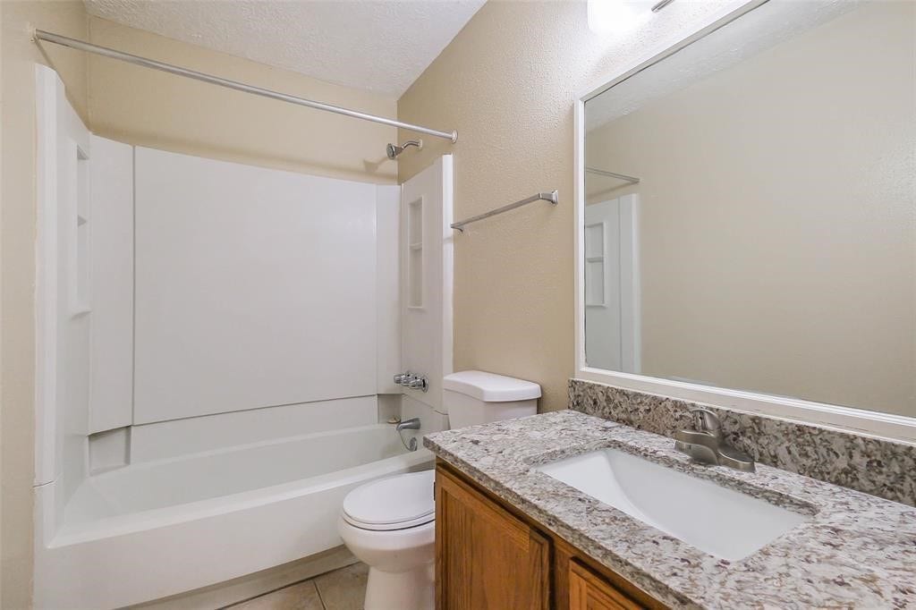 10120 Emerald Oaks Drive, Houston, TX 77070 10120 Emerald Oaks Drive, Houston, TX 77070