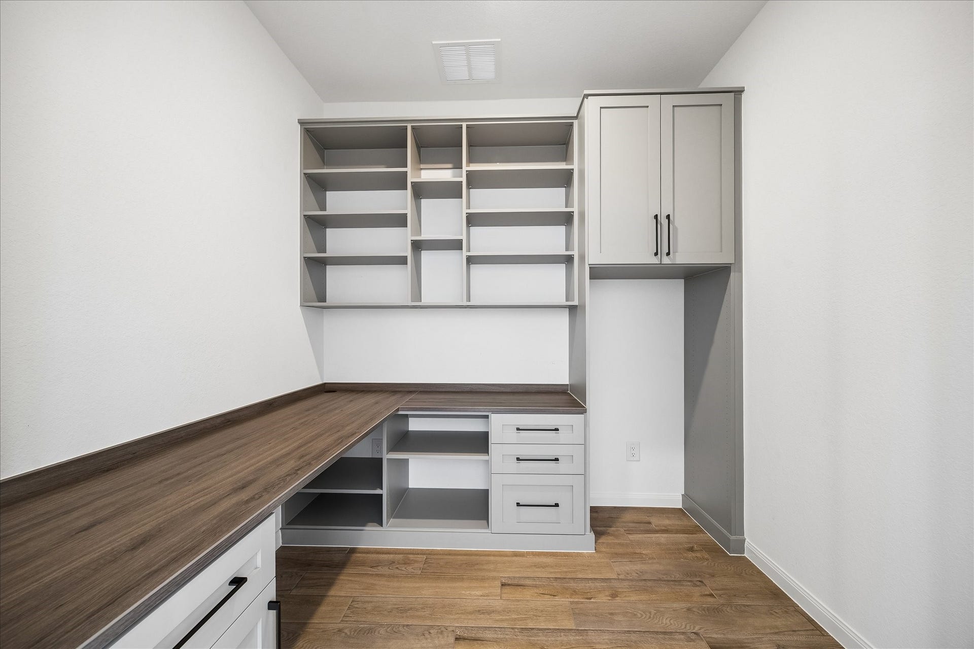 Home office with built ins
