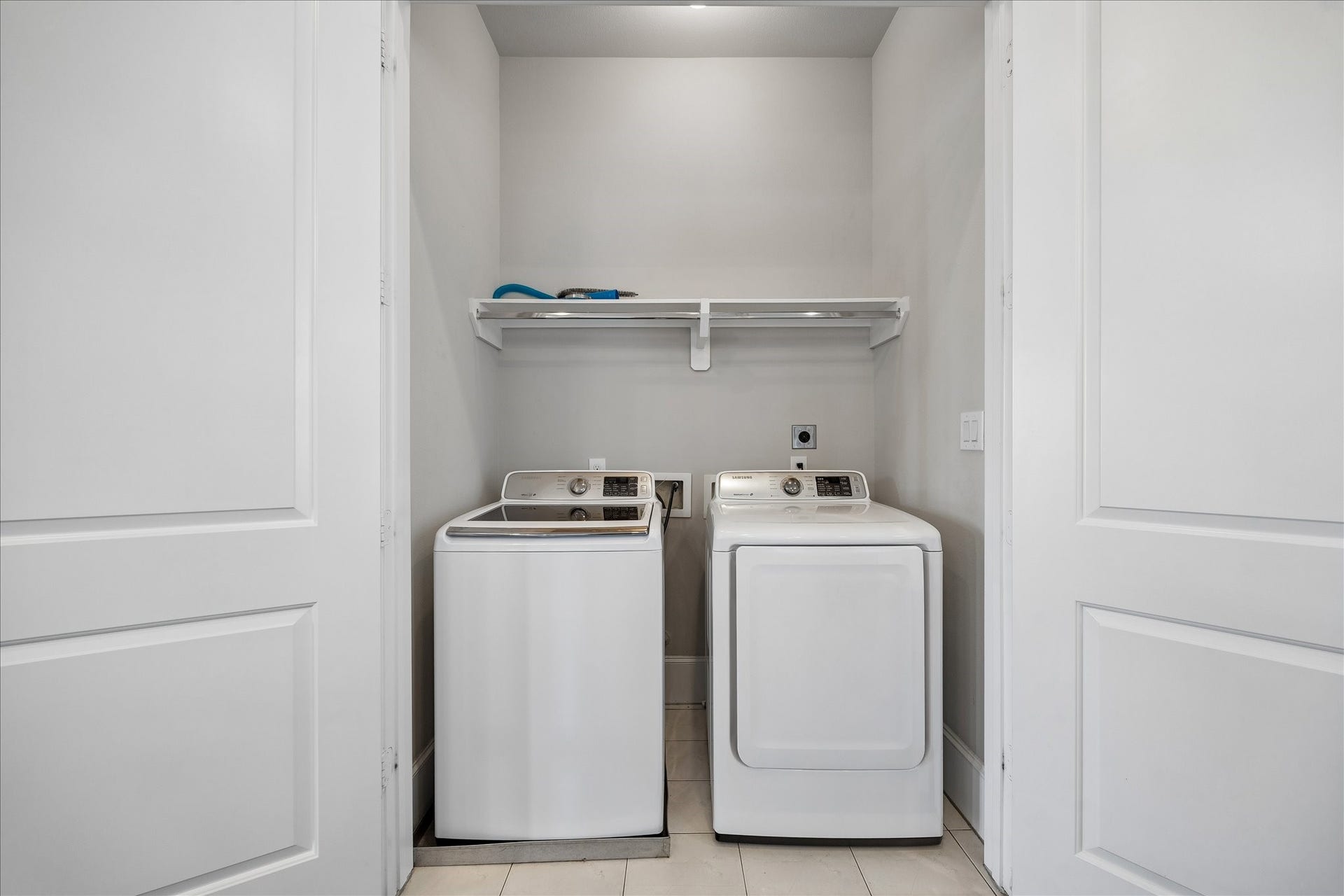 9664 Knight Road, Houston, TX 77045 The home comes with a full-sized washer & dryer.