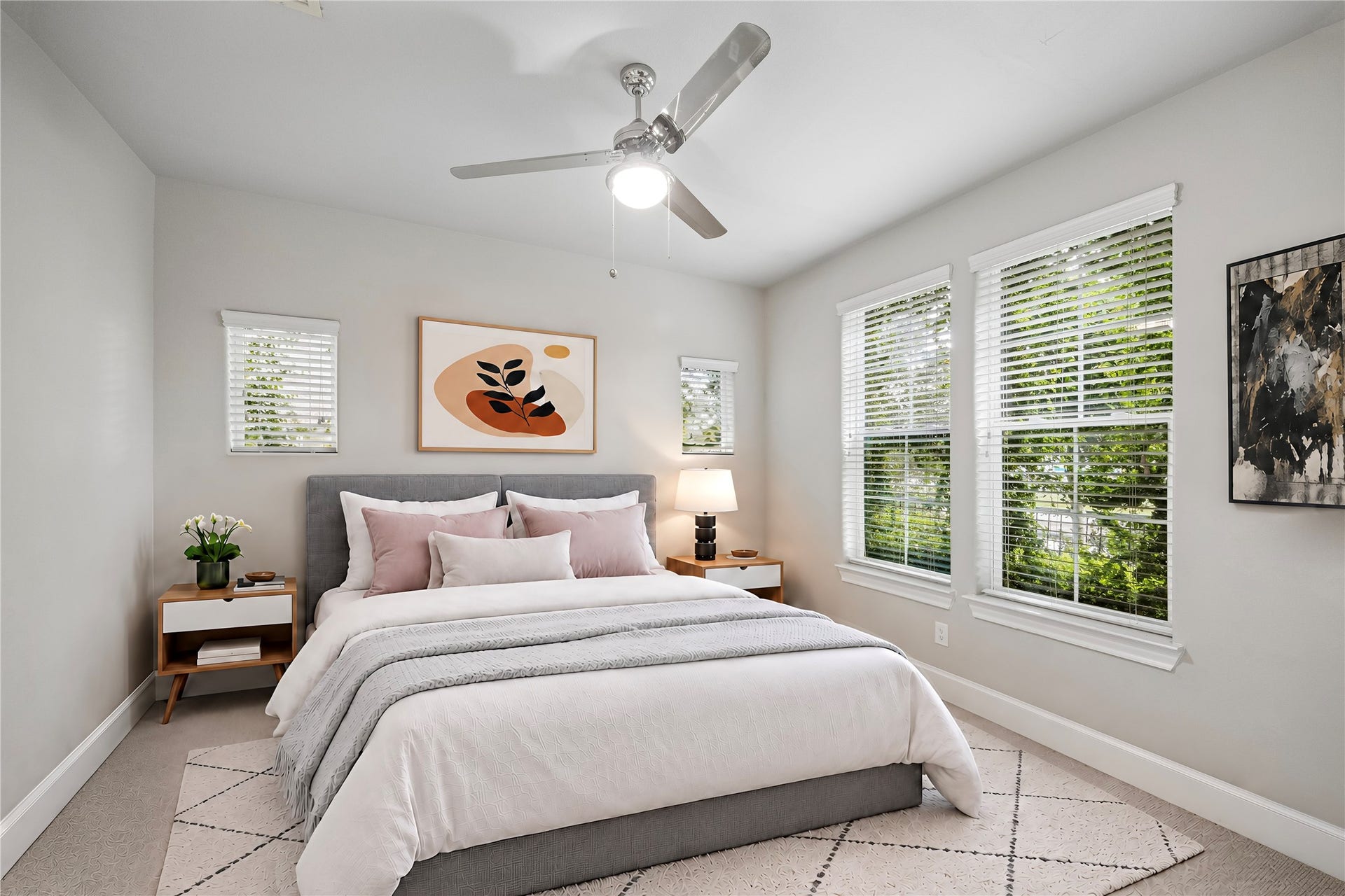 9664 Knight Road, Houston, TX 77045 This first floor bedroom offers a beautiful view from the windows, looking out to the front of the home.
*Digitally staged