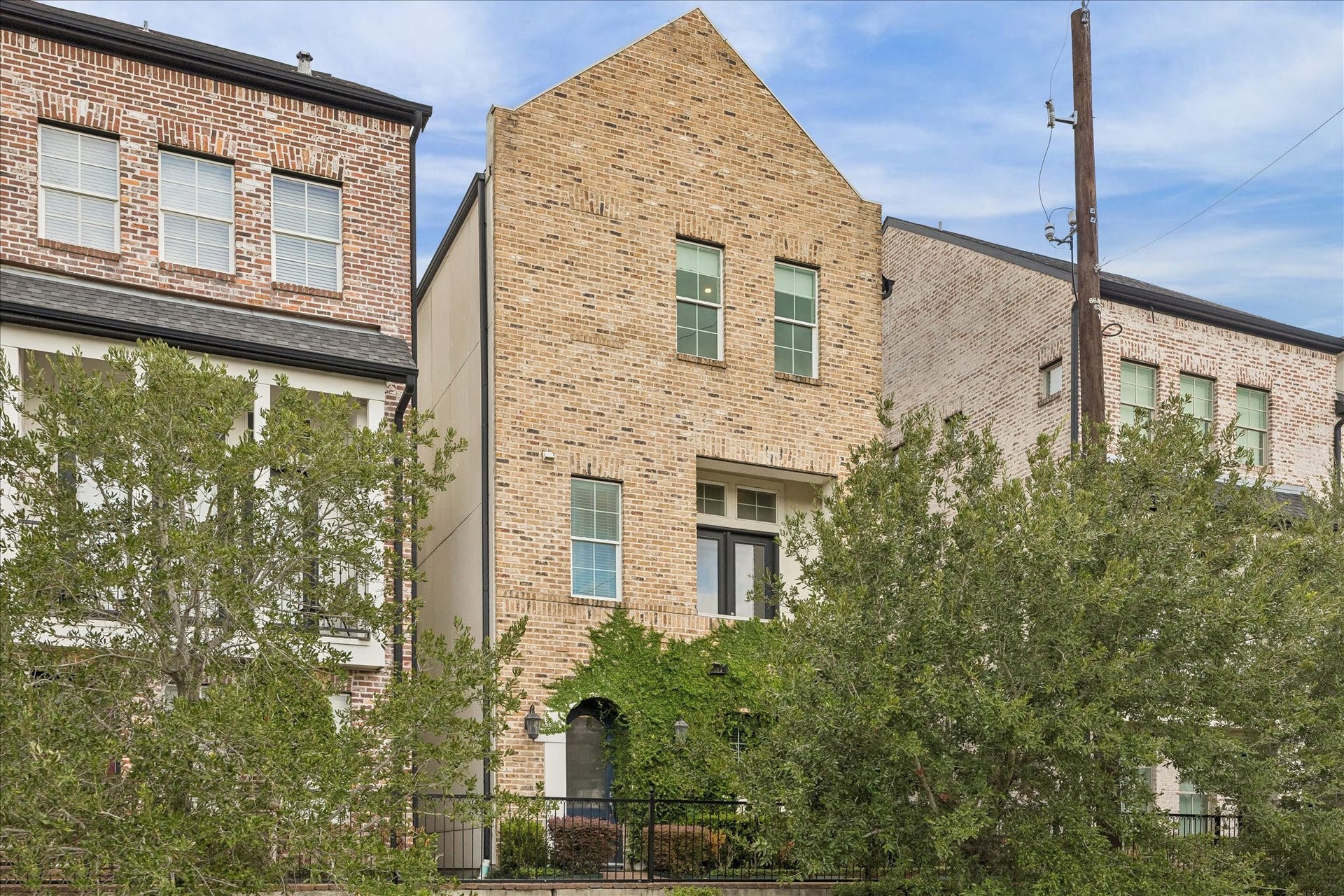 9664 Knight Road, Houston, TX 77045 Perfect for those who desire convenient access to the Texas Medical Center & Downtown!