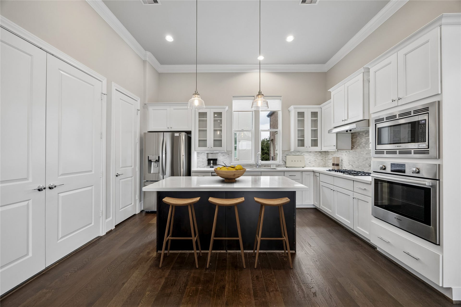 9664 Knight Road, Houston, TX 77045 Another angle shows the islands storage and the surrounding layout, with room to gather comfortably while preparing and enjoying meals.
*Digitally staged