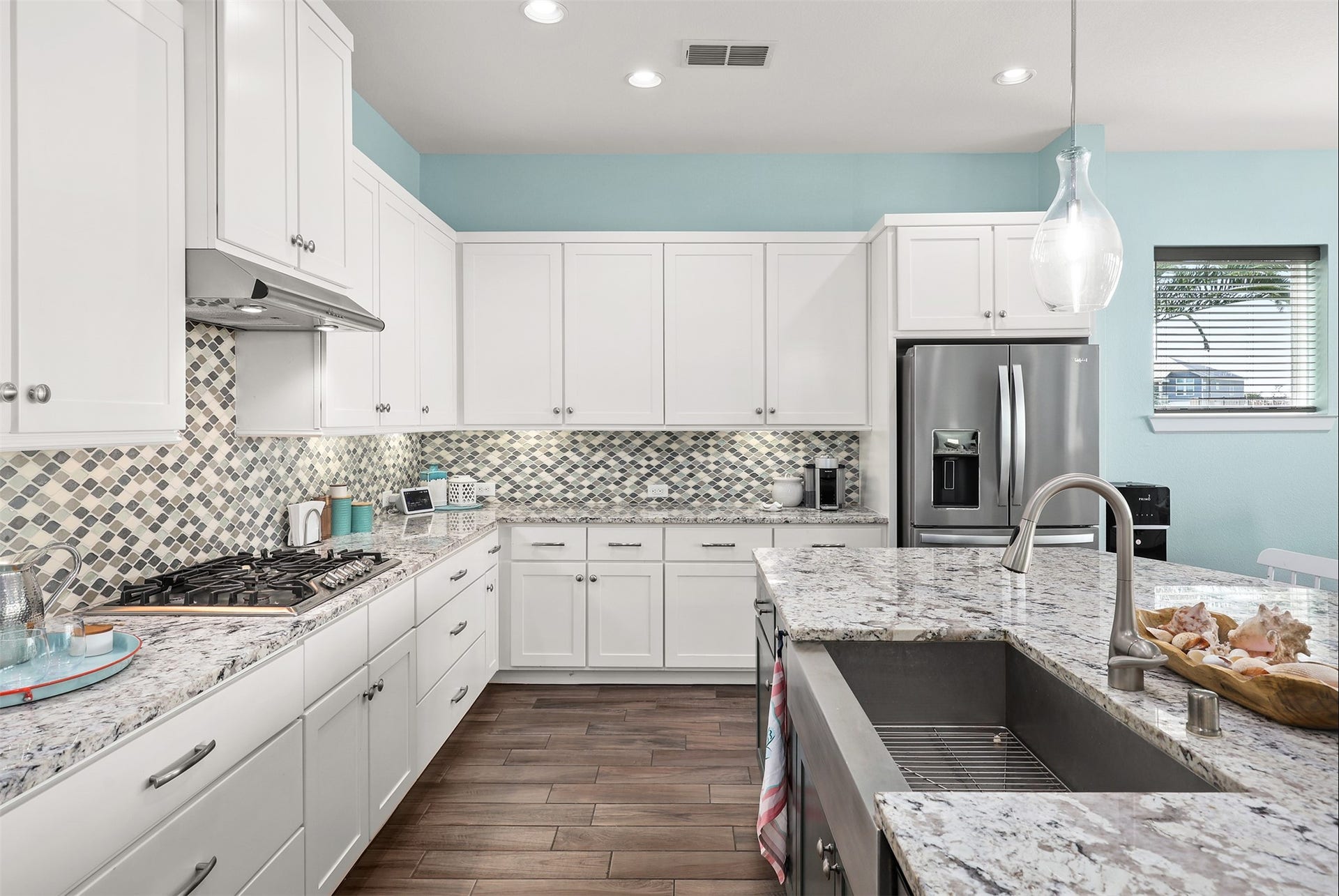 5418 Brigantine Cay Court, Texas City, TX 77590 Custom backsplash, stainless appliances and under cabinet lighting.