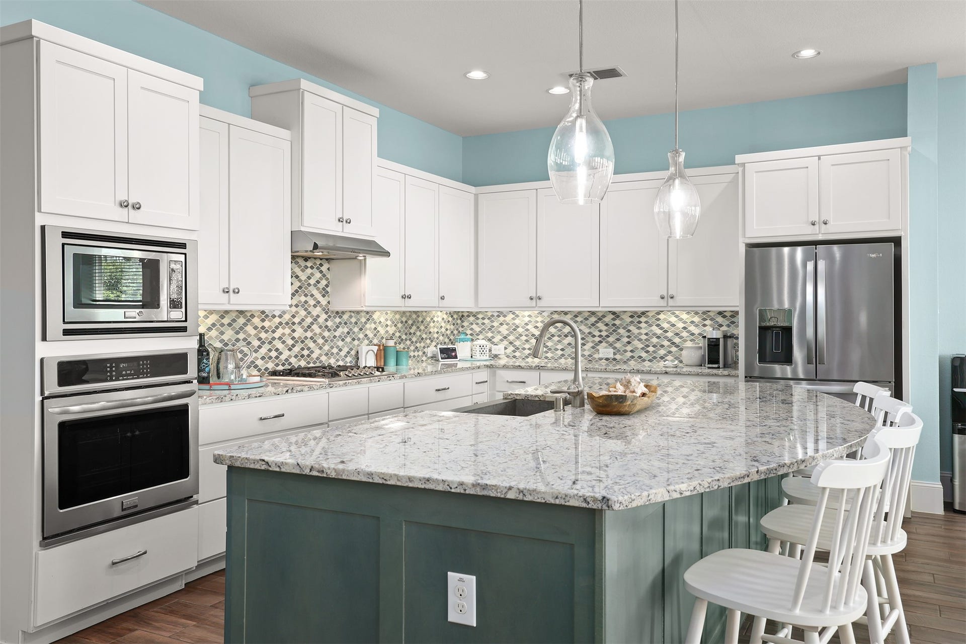 5418 Brigantine Cay Court, Texas City, TX 77590 Kitchen with granite counters and a huge kitchen island.