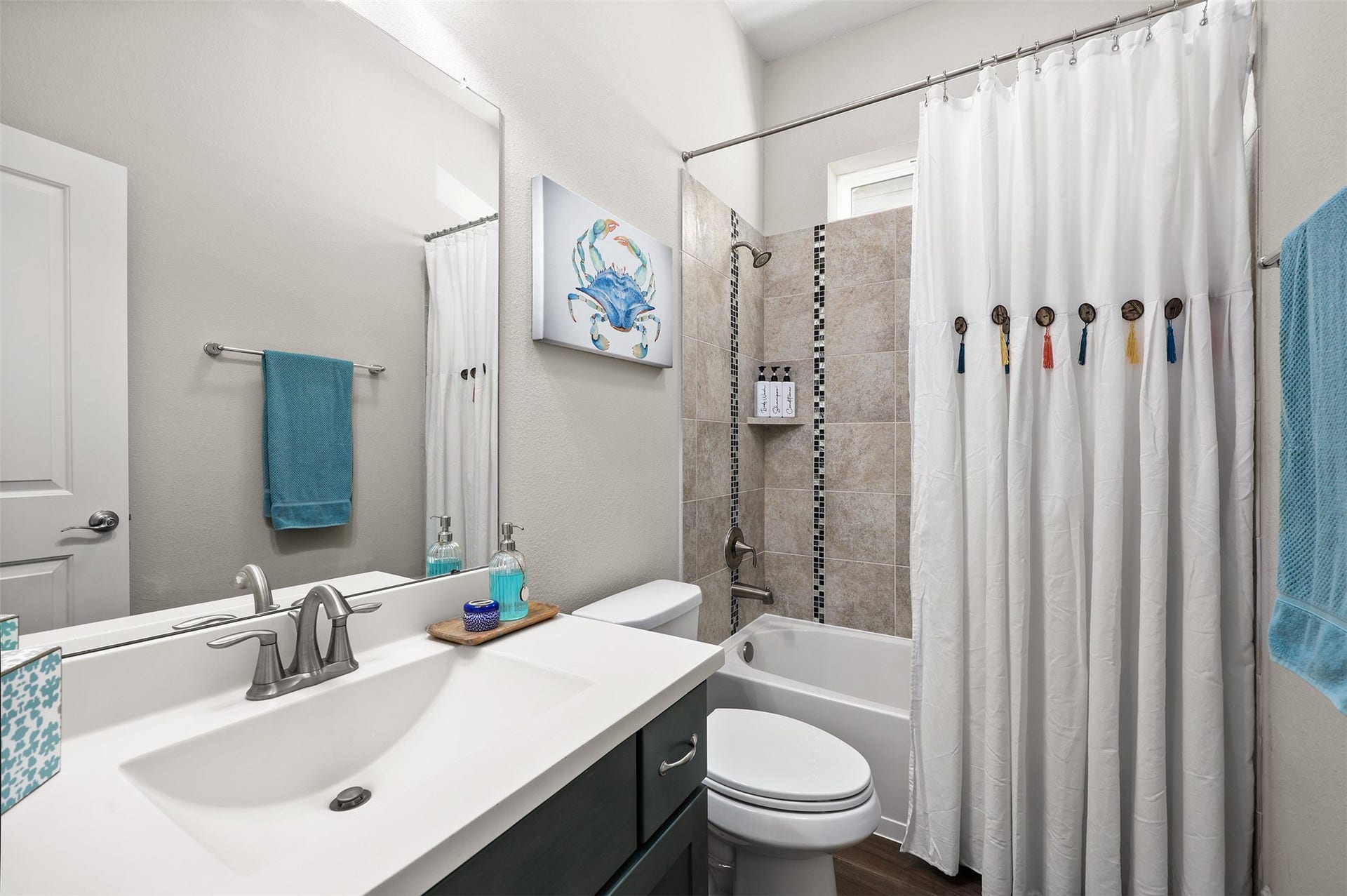 5418 Brigantine Cay Court, Texas City, TX 77590 Full bath located between bedroom 2 and 3.