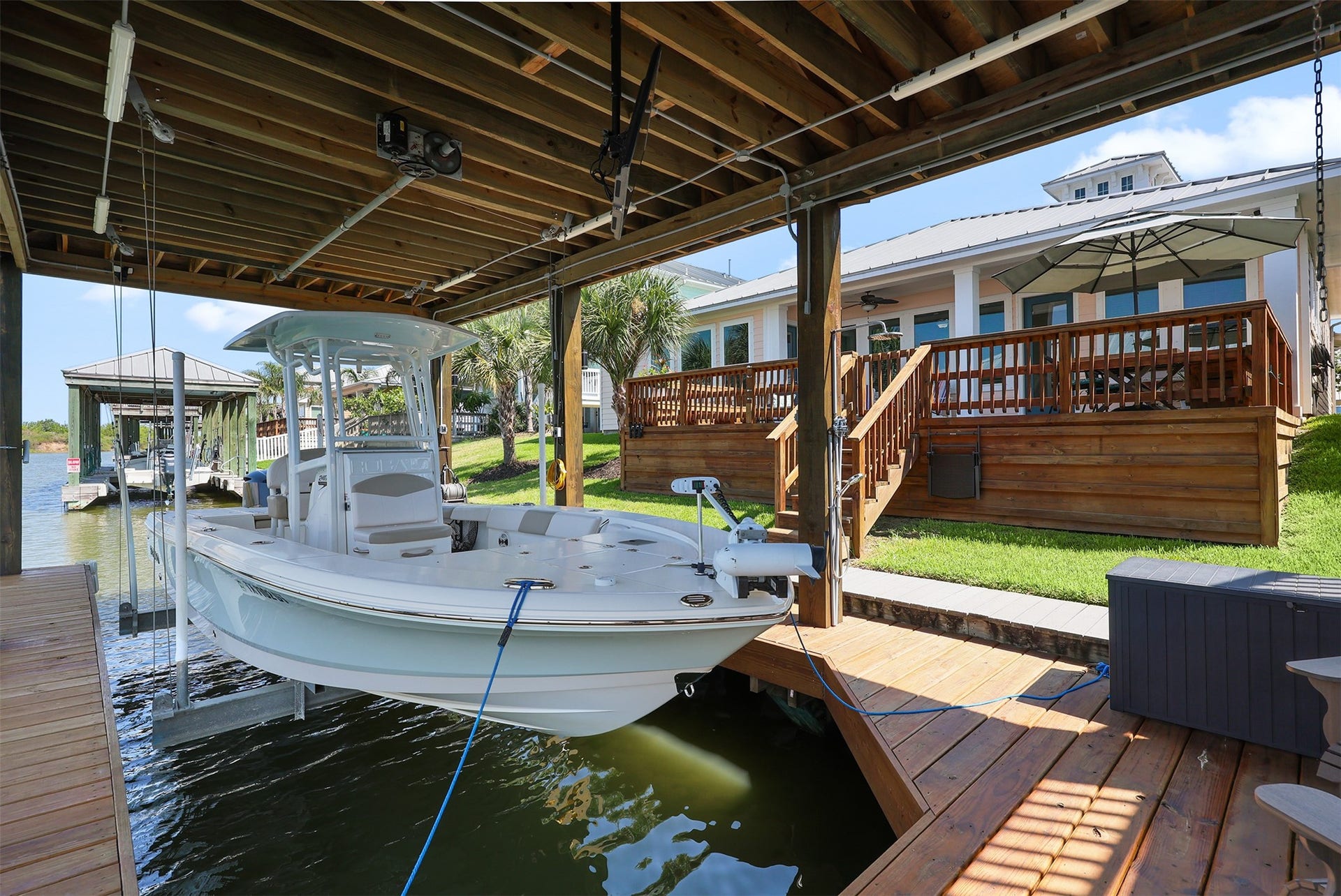5418 Brigantine Cay Court, Texas City, TX 77590 Notice the lift uses the boat rail system to lift the boat (no straps).