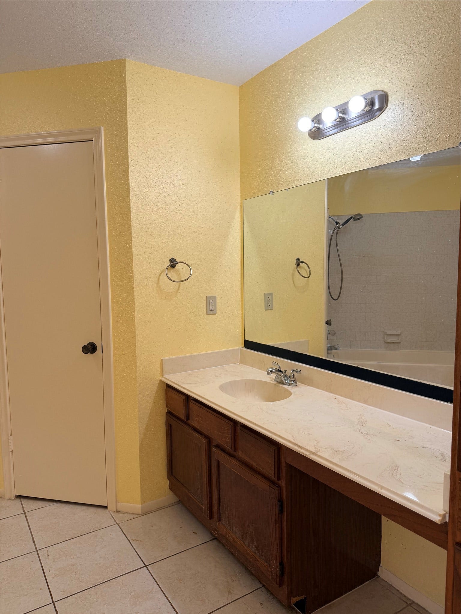34753 FM1736, #1, Hempstead, TX 77445 Master vanity