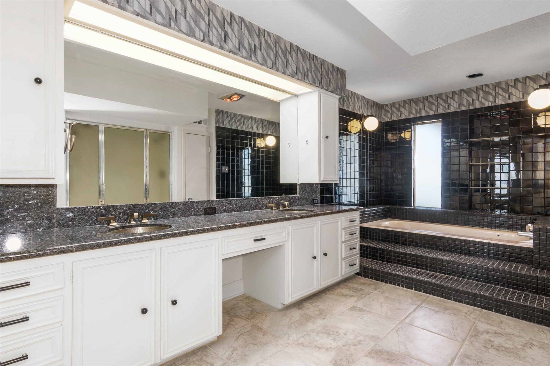 1318 Blue Heron Street, Bayou Vista, TX 77563 Impressive Primary bathroom.