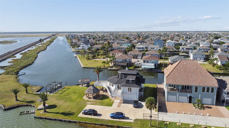 Property photo for 1318 Blue Heron Street, Bayou Vista, TX