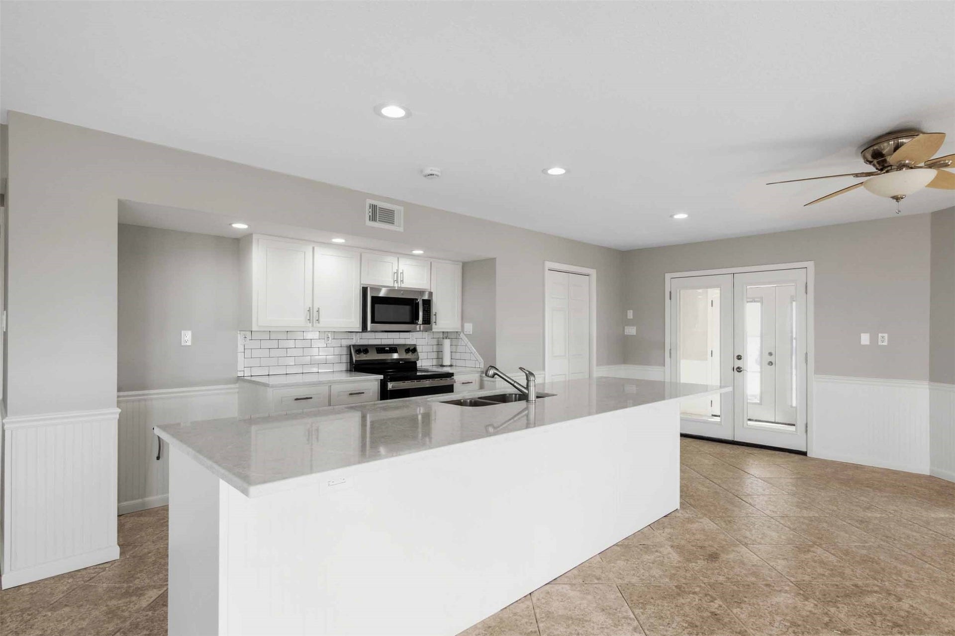 1318 Blue Heron Street, Bayou Vista, TX 77563 Beautiful quartz countertops.