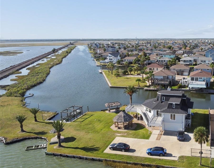 Property photo for 1318 Blue Heron Street, Bayou Vista, TX