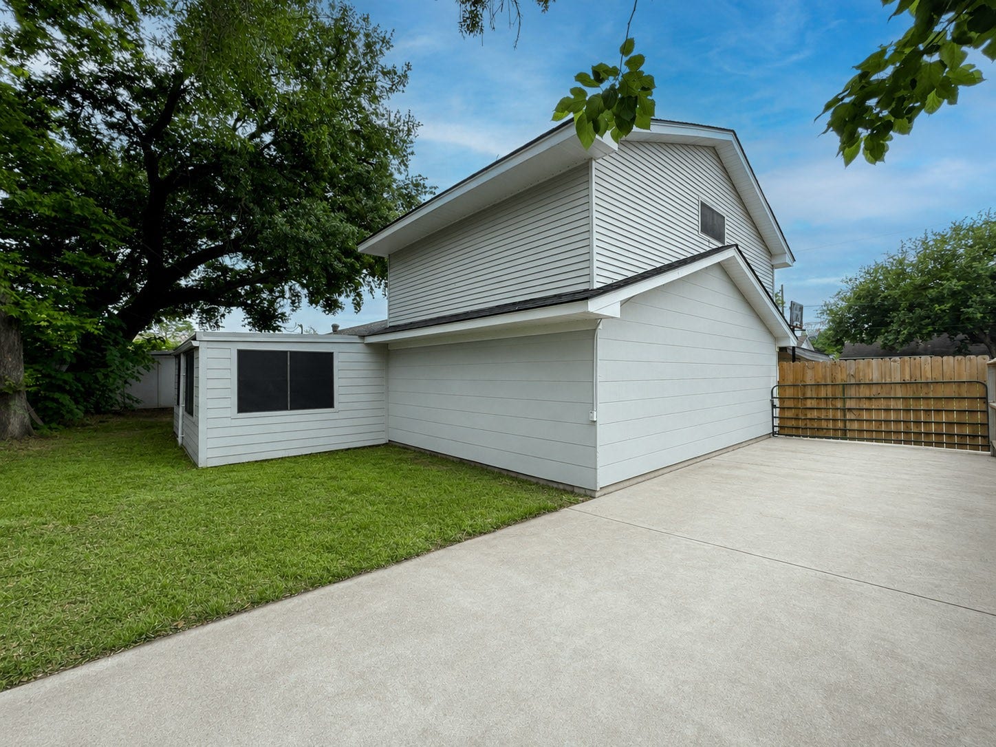201 W 5th Street, Deer Park, TX 77536 Back yard - space with large windows is a sunroom