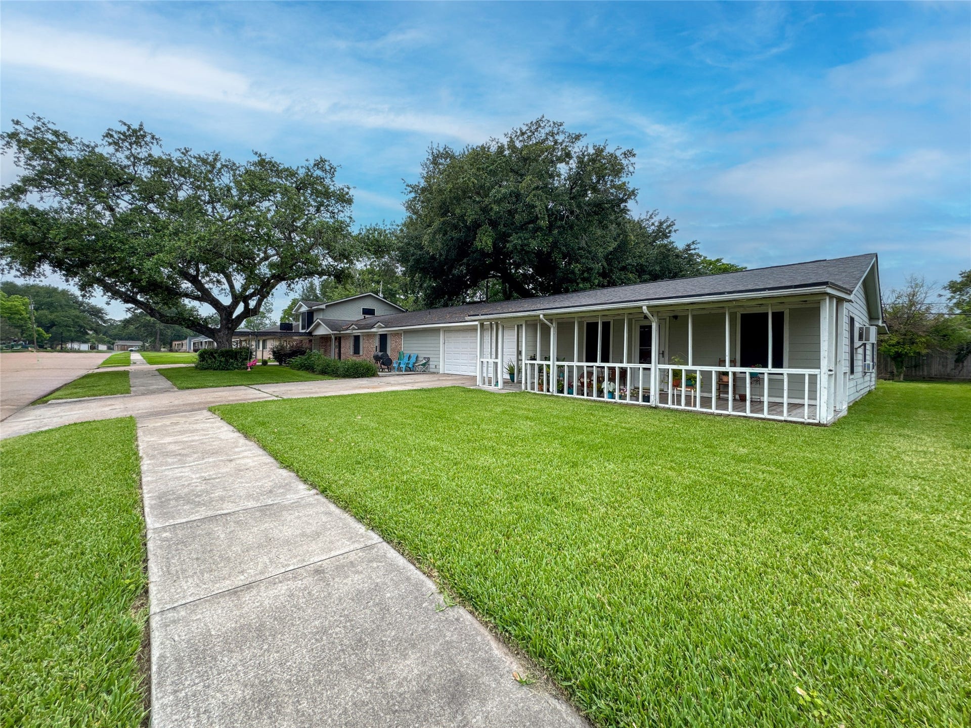 201 W 5th Street, Deer Park, TX 77536 Front yard