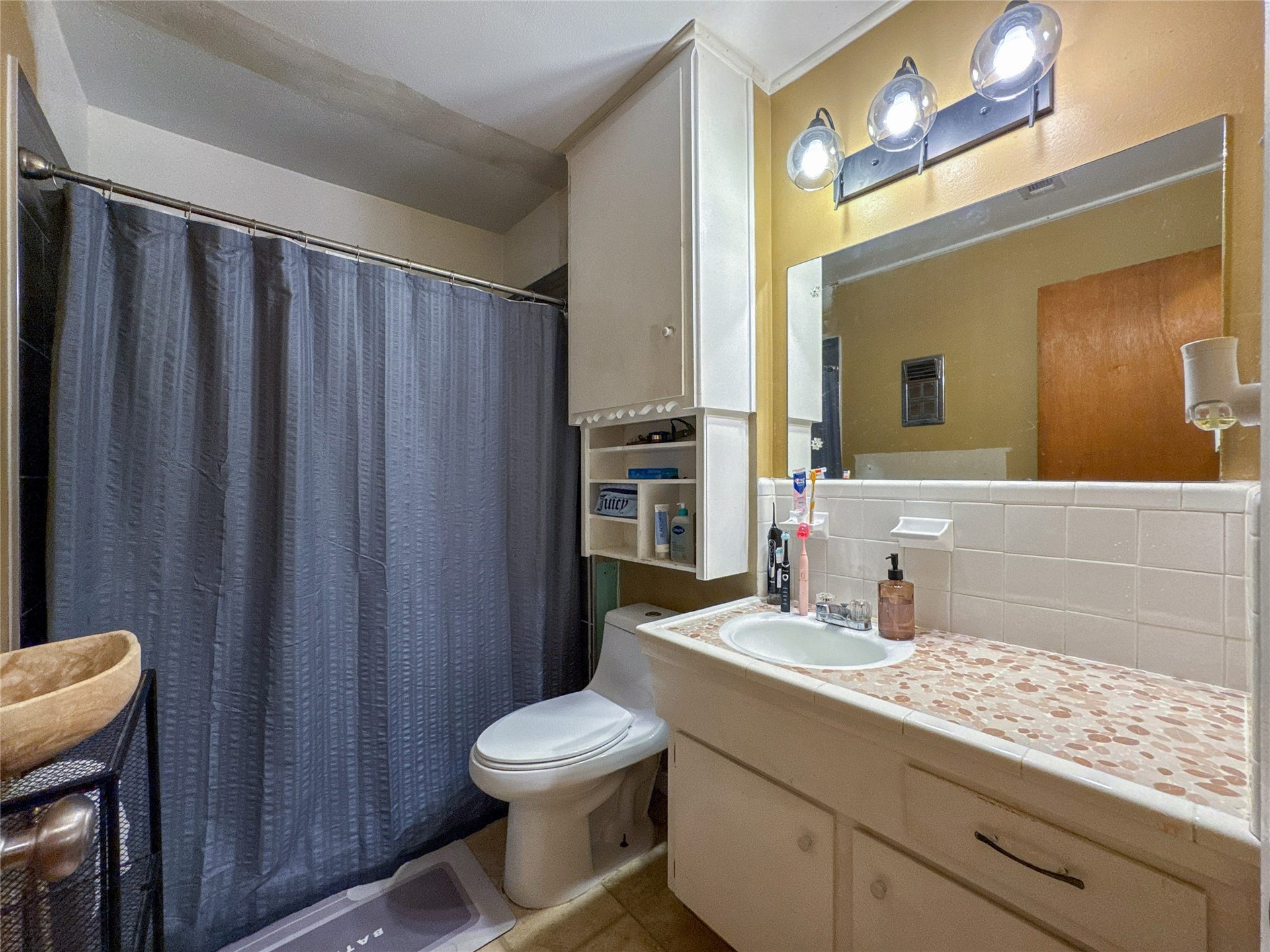 201 W 5th Street, Deer Park, TX 77536 bathroom