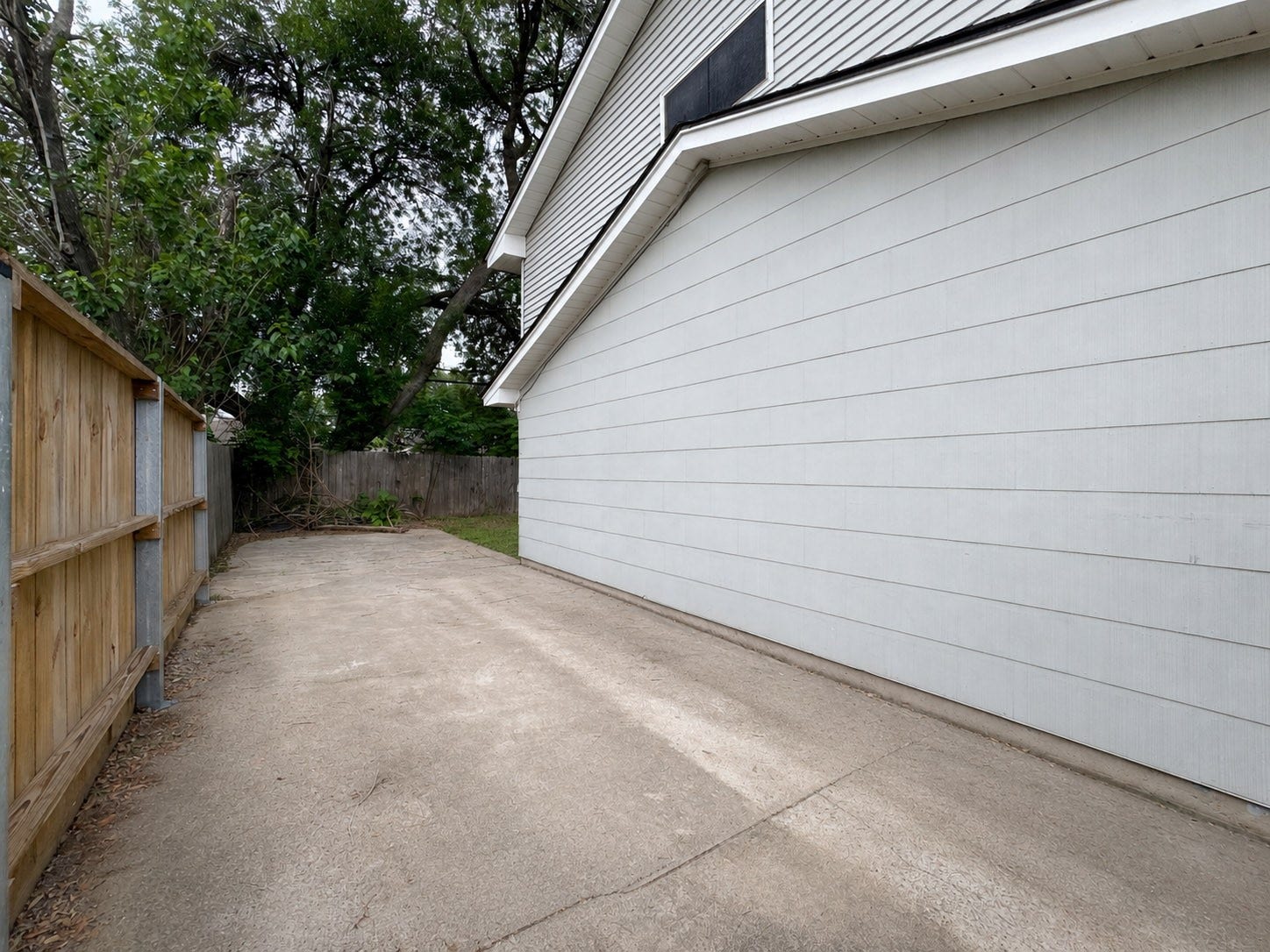 201 W 5th Street, Deer Park, TX 77536 fenced back yard