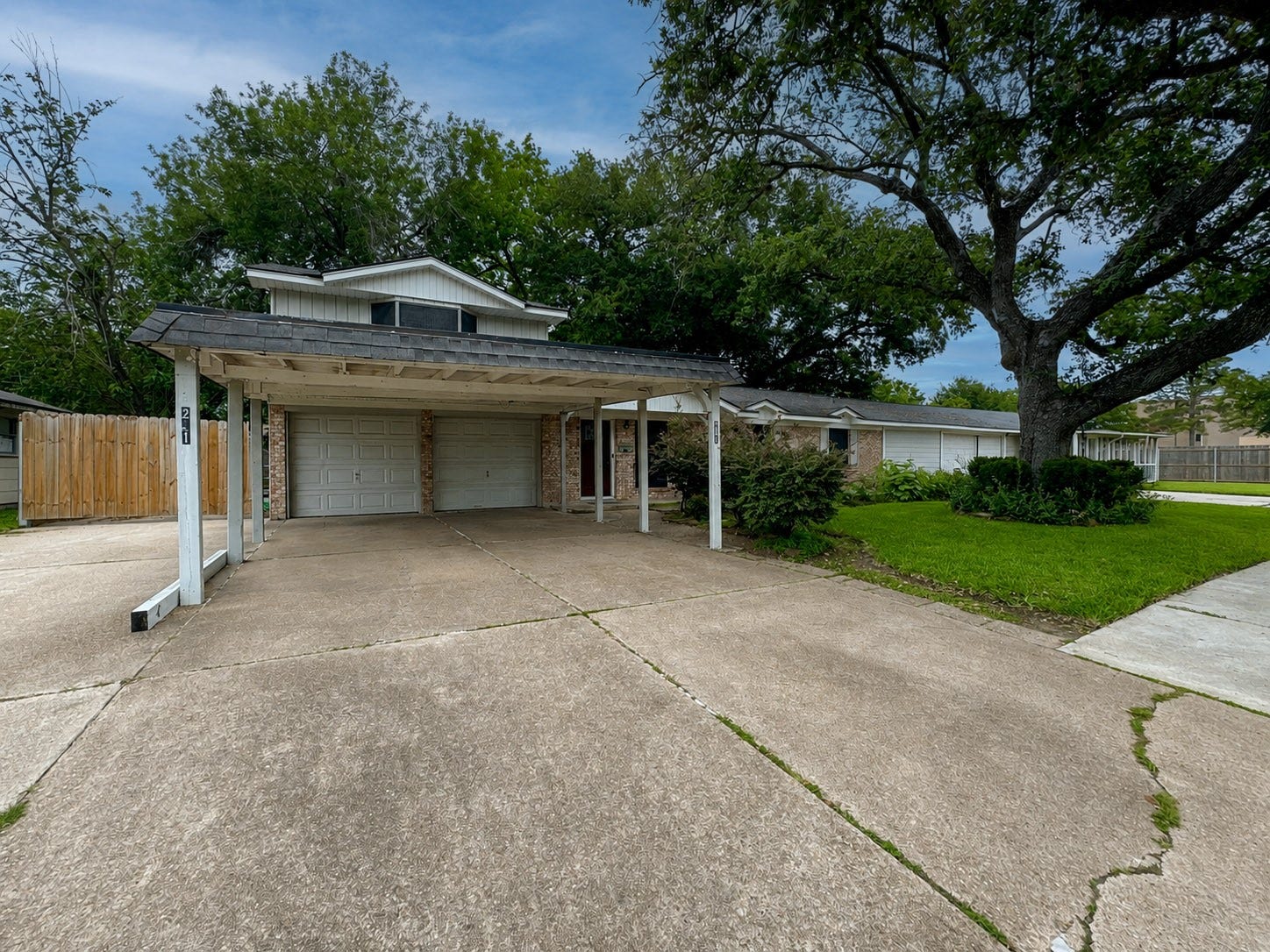 201 W 5th Street, Deer Park, TX 77536 Garage left side (front view)