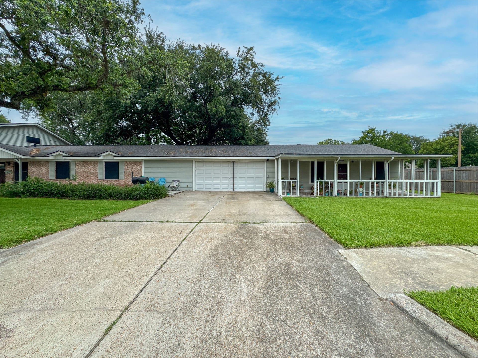 201 W 5th Street, Deer Park, TX 77536 Front View Entry way to Large Garage