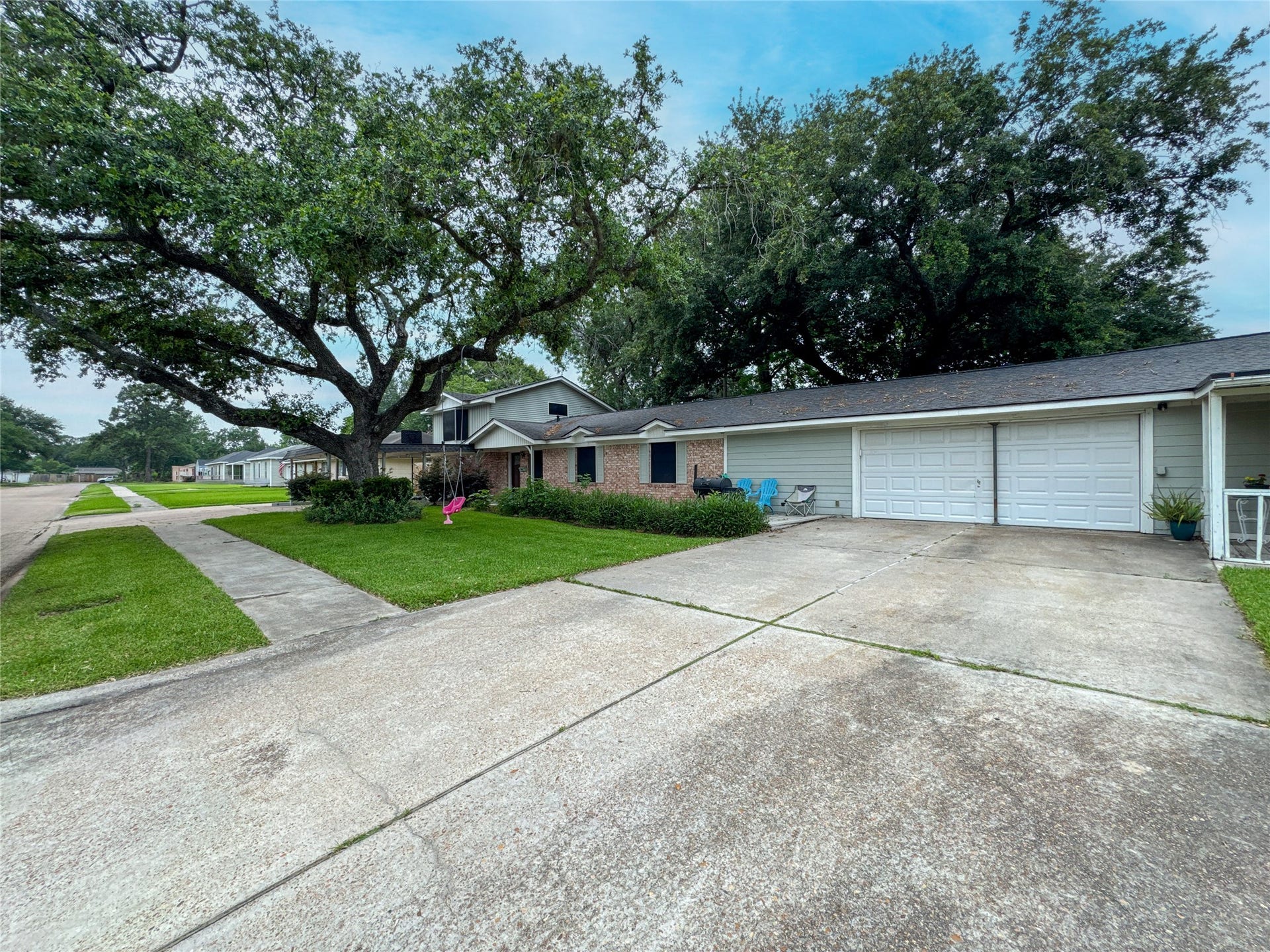 201 W 5th Street, Deer Park, TX 77536 Front View Entry way to Large Garage
