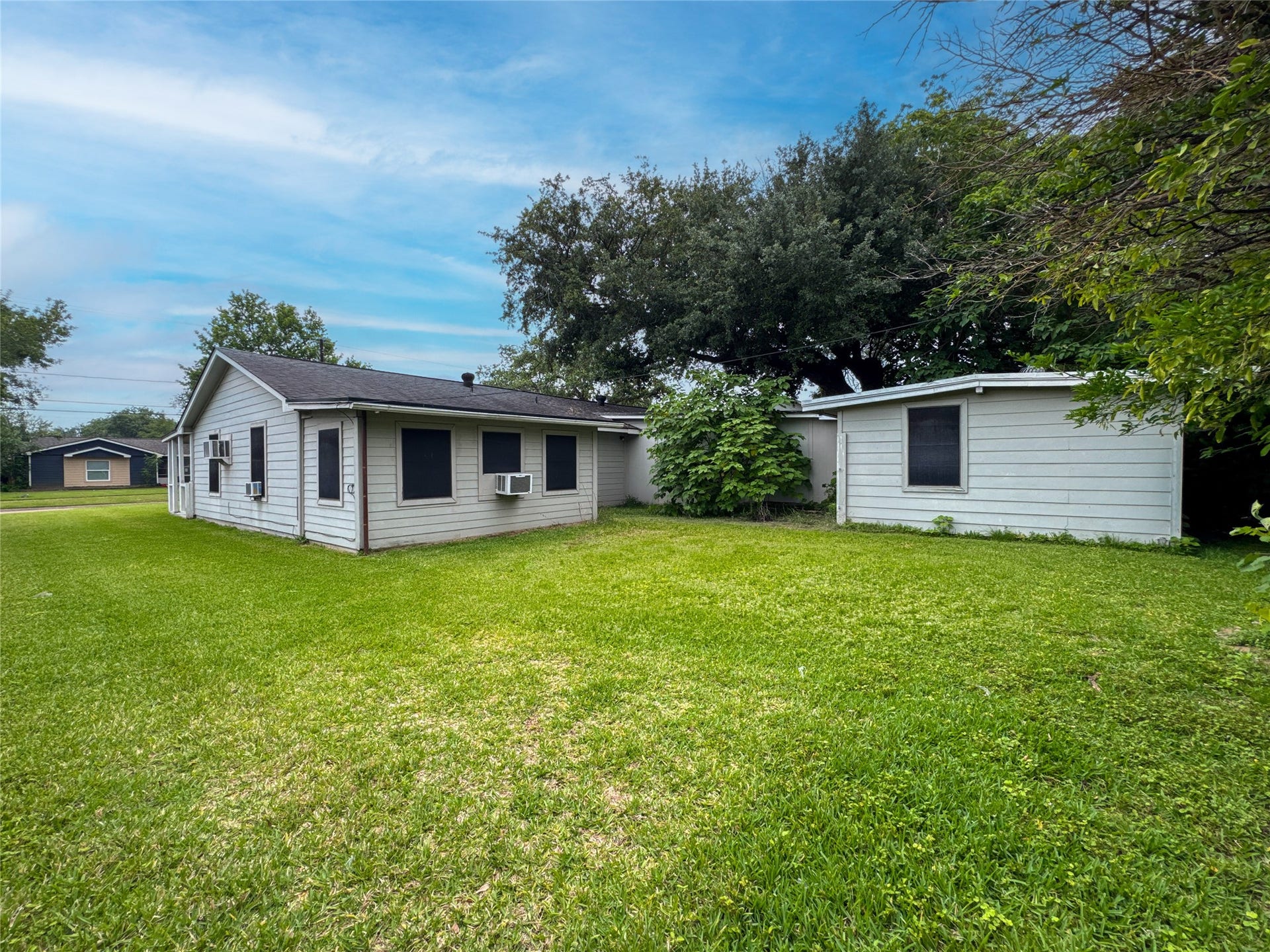 201 W 5th Street, Deer Park, TX 77536 extended area is a room with a Walk-in closet