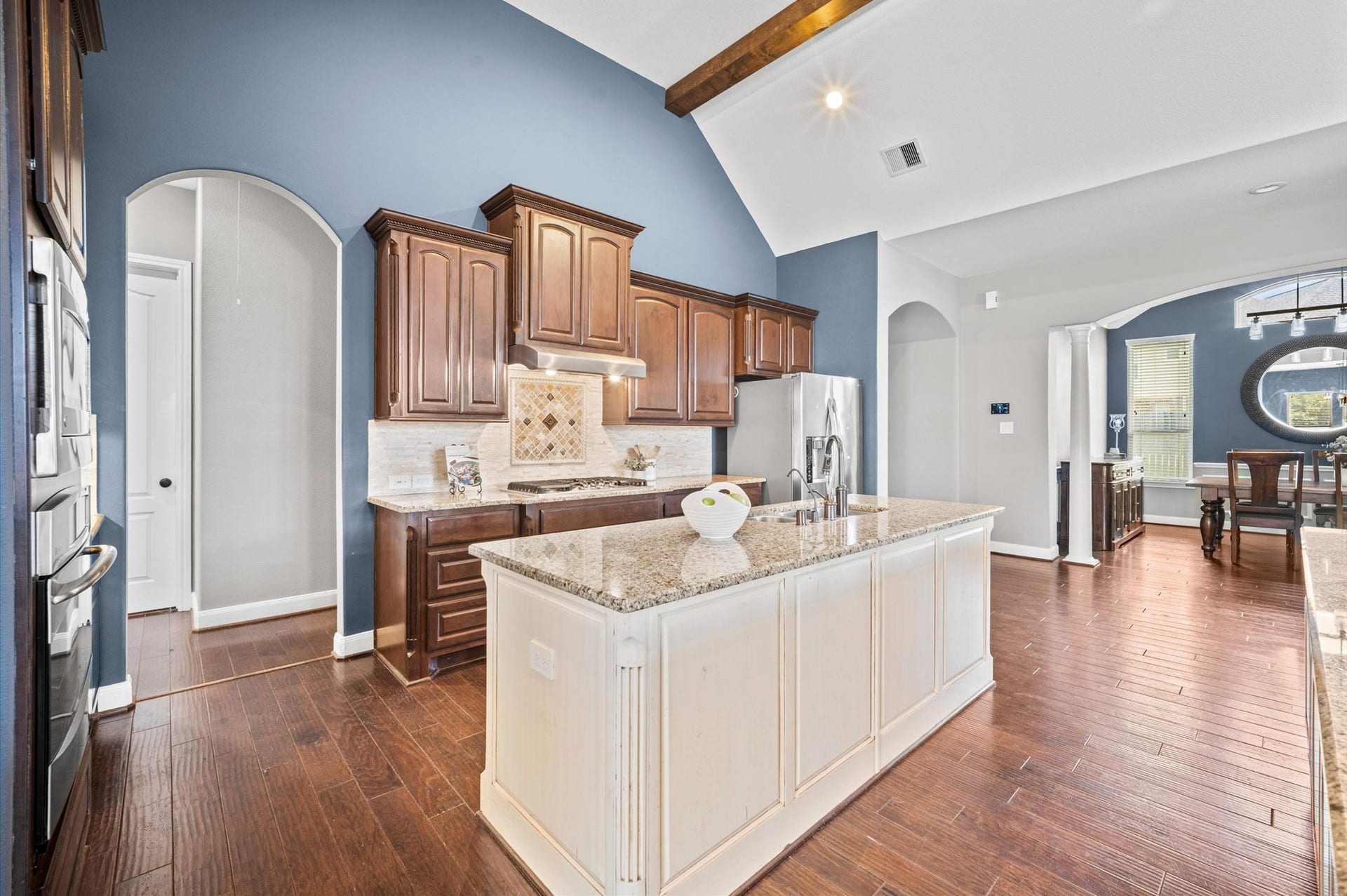 24611 Waterstone Estates Circle S, Tomball, TX 77375 You'll love preparing all your favorites using the 5-burner gas cooktop. Stainless steel appliances, tons of counter space, and plenty of cabinet space work together to create the ideal kitchen atmosphere.