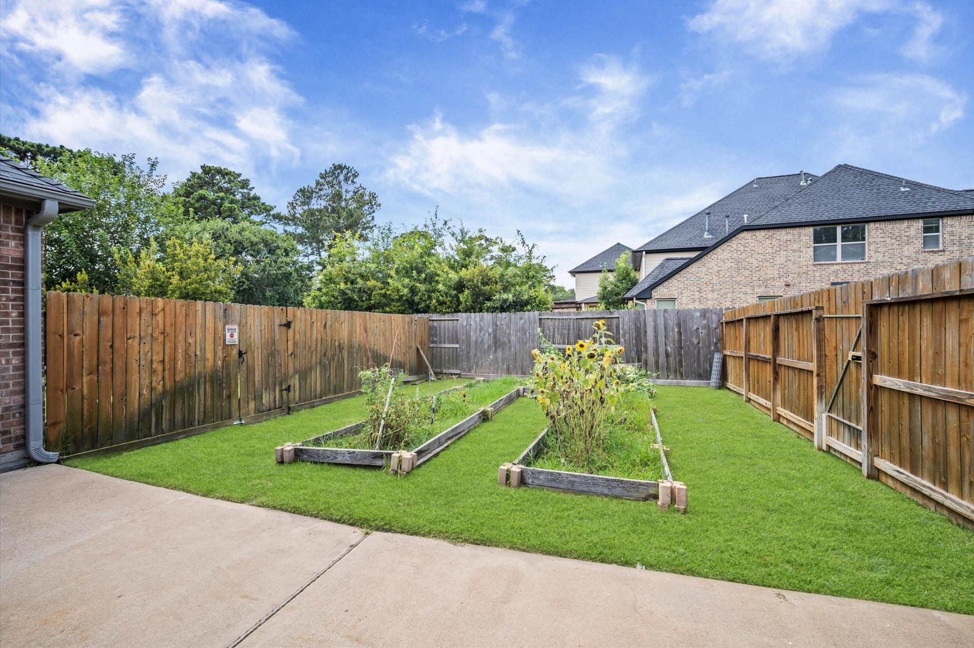 24611 Waterstone Estates Circle S, Tomball, TX 77375 Planter beds located in the side yard are perfect for flowers, shrubs, or transform it into a vegetable garden.