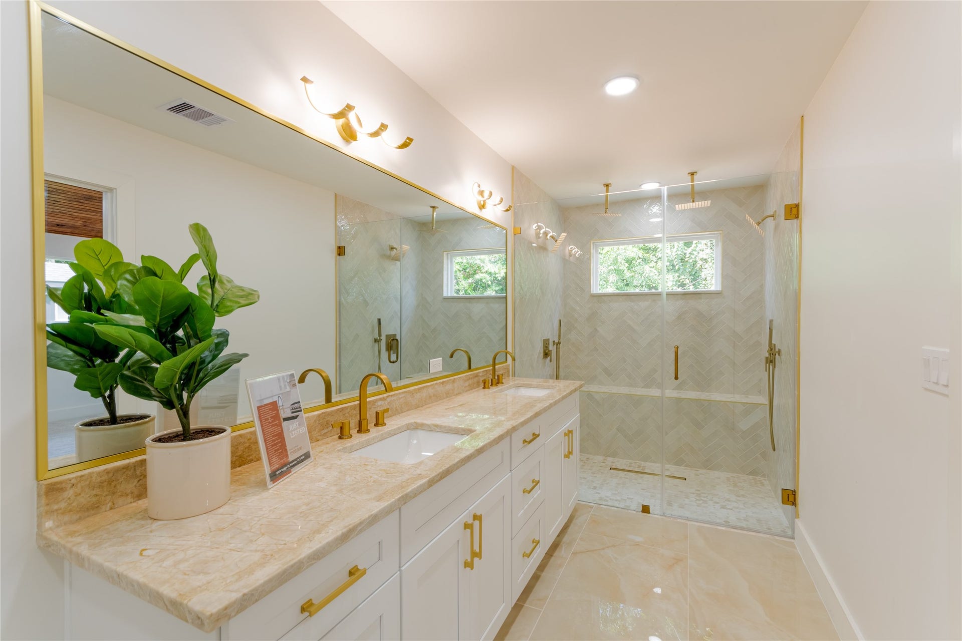 1903 Sedgie Drive, Houston, TX 77080 Spa-inspired bathrooms. Everyday luxury.