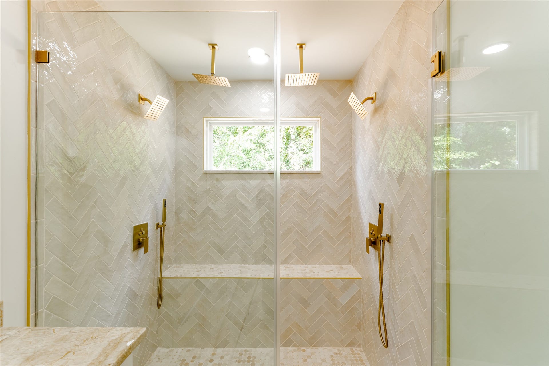 1903 Sedgie Drive, Houston, TX 77080 A primary suite that feels like your own private retreat.