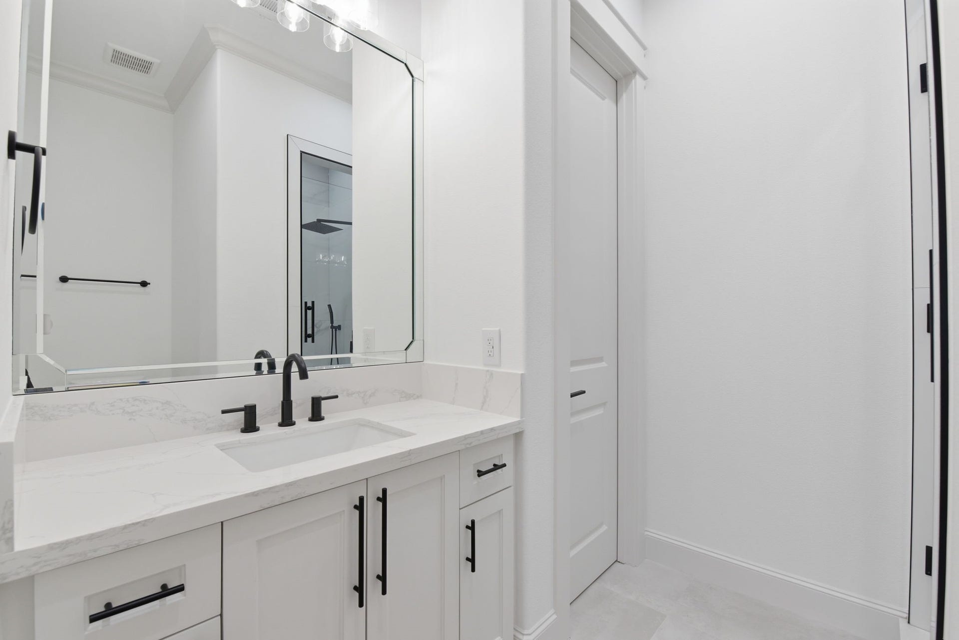 6112 Cypresswood Drive, Spring, TX 77379 Private bath to secondary bedroom