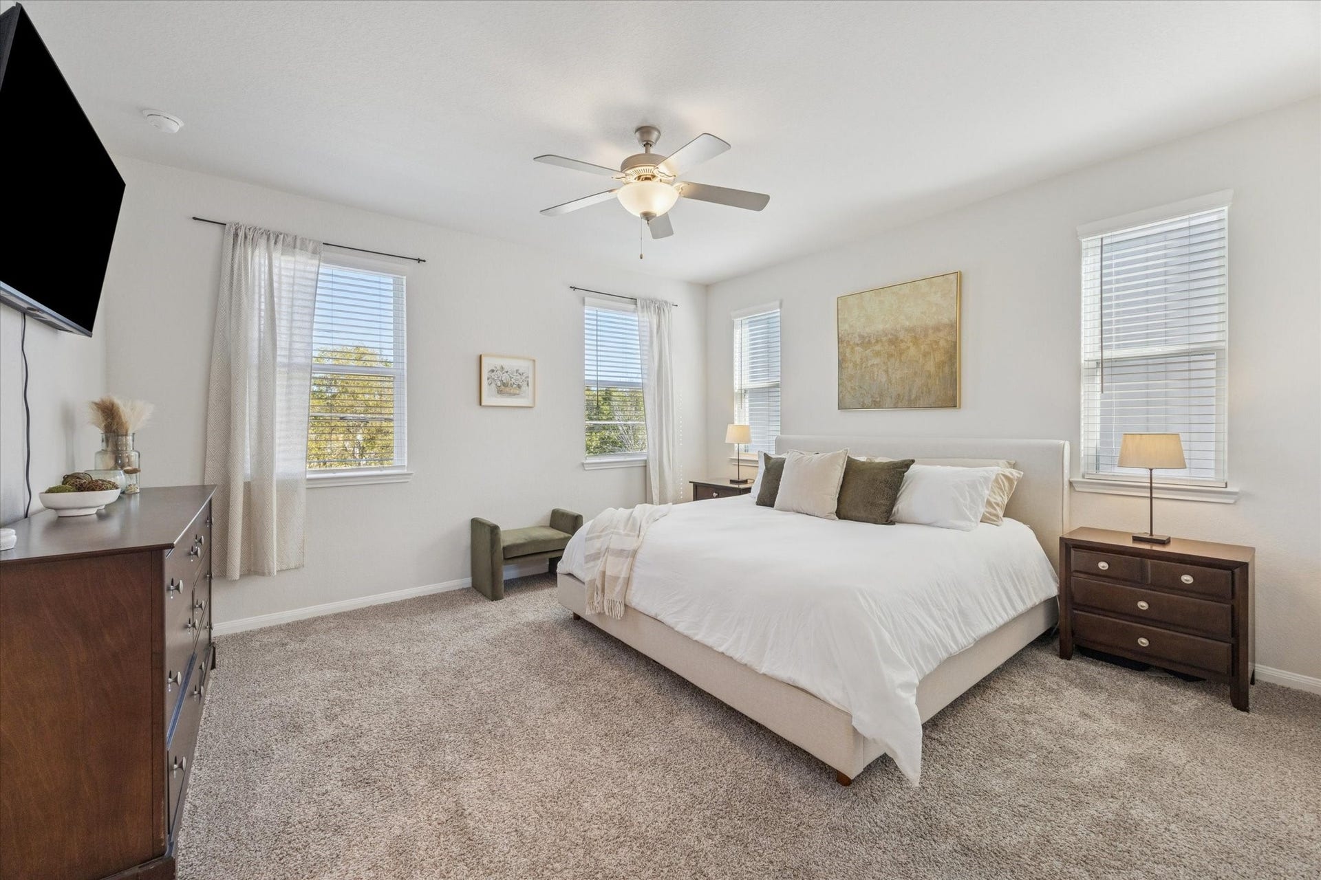 Spacious primary bedroom - A calming escape after a long day!