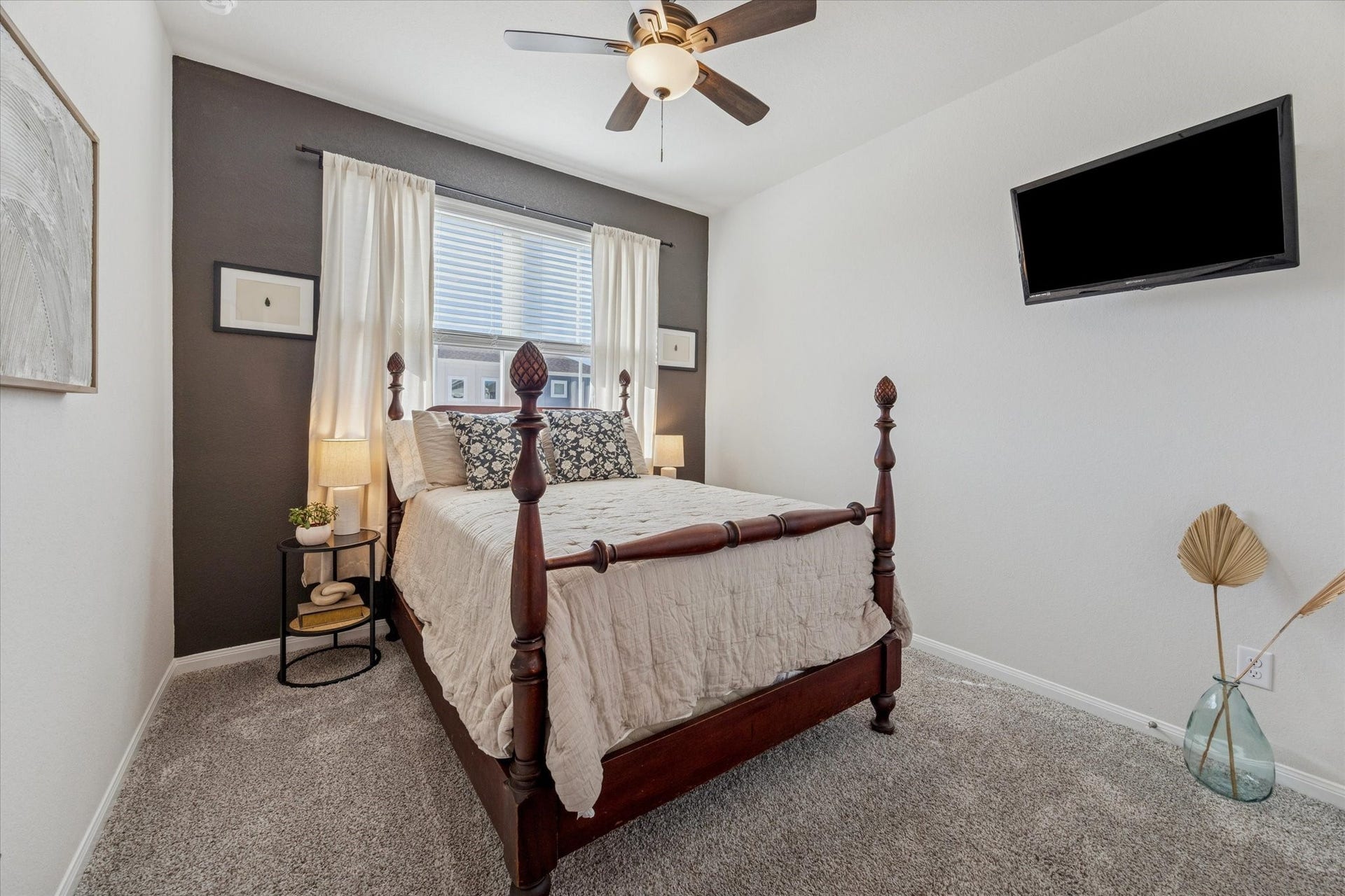 Secondary bedrooms with ample room to relax or work.
