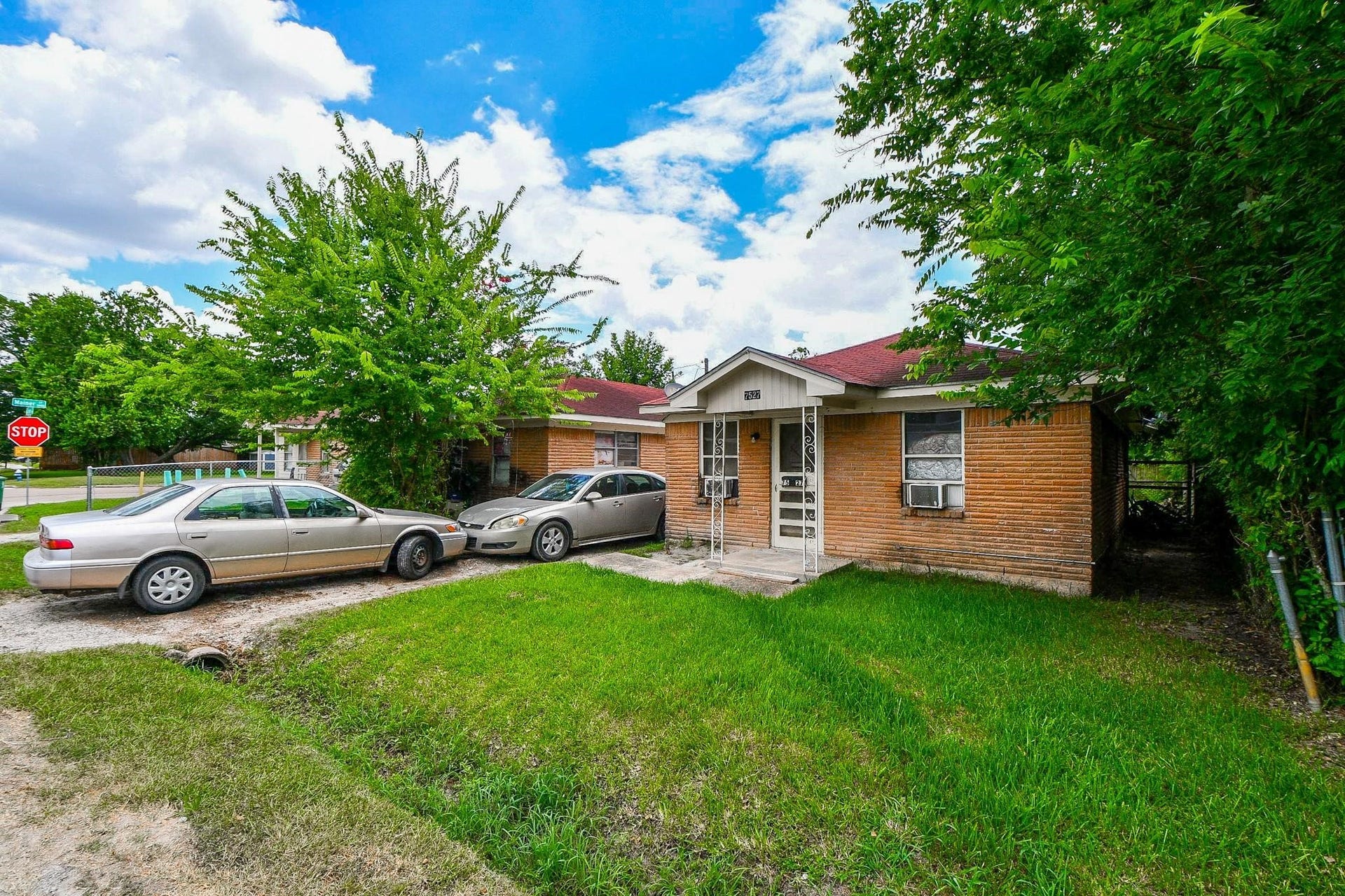 7523 La Salette Street, Houston, TX 77021 Check out this multi-family property portfolio with brick exterior and window units.