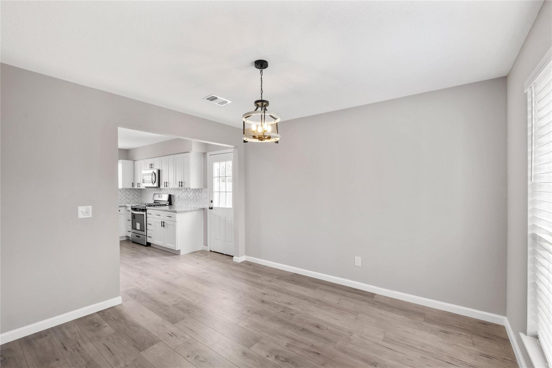 4523 Waterfall Way, Sugar Land, TX 77479 Directly across from the entry is the formal dining room, with access to the kitchen just beyond.