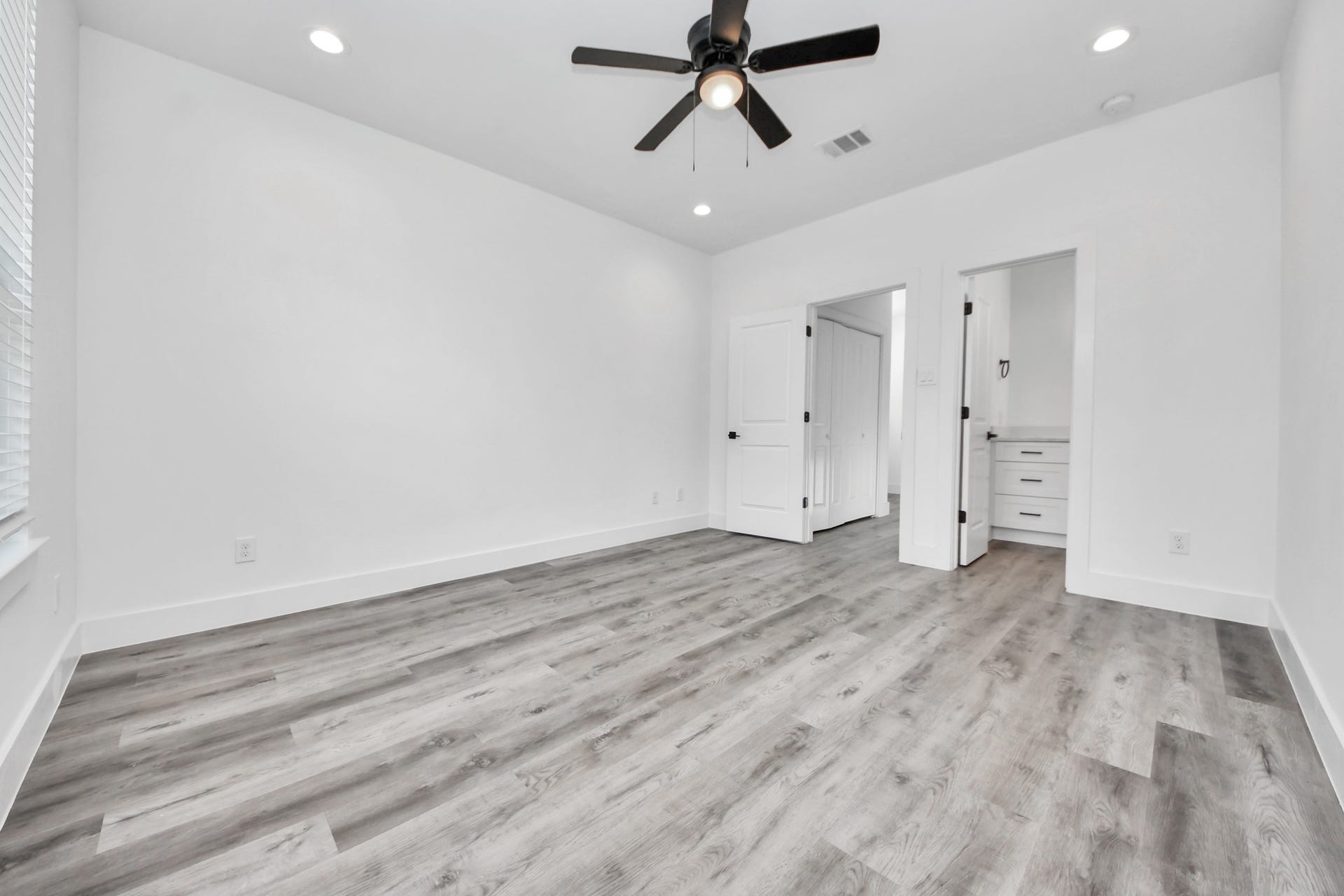 Primary bedroom with en suite bathroom and walk in closet