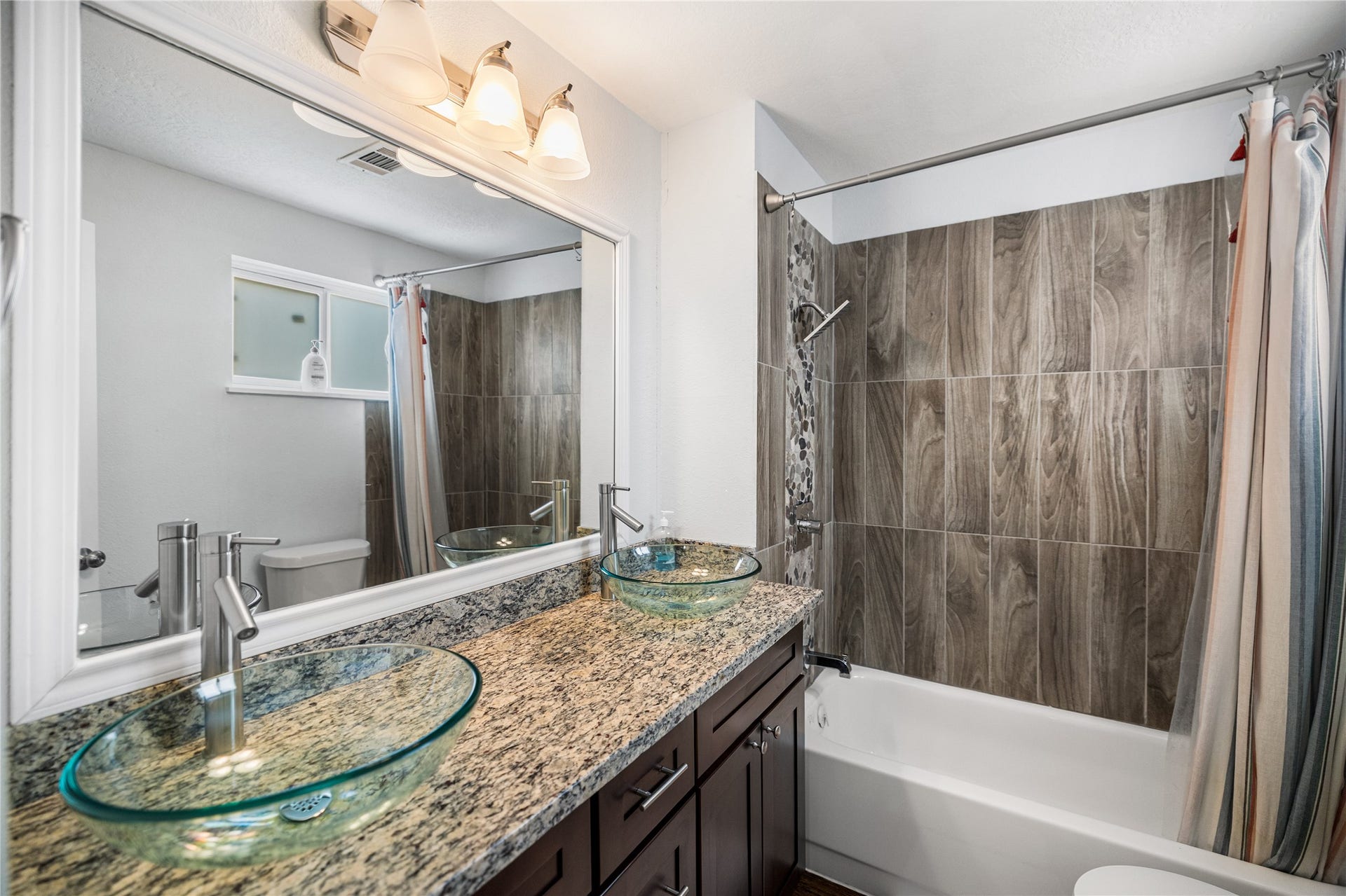 10906 Sagecrest Lane, Houston, TX 77089 Secondary Bathroom