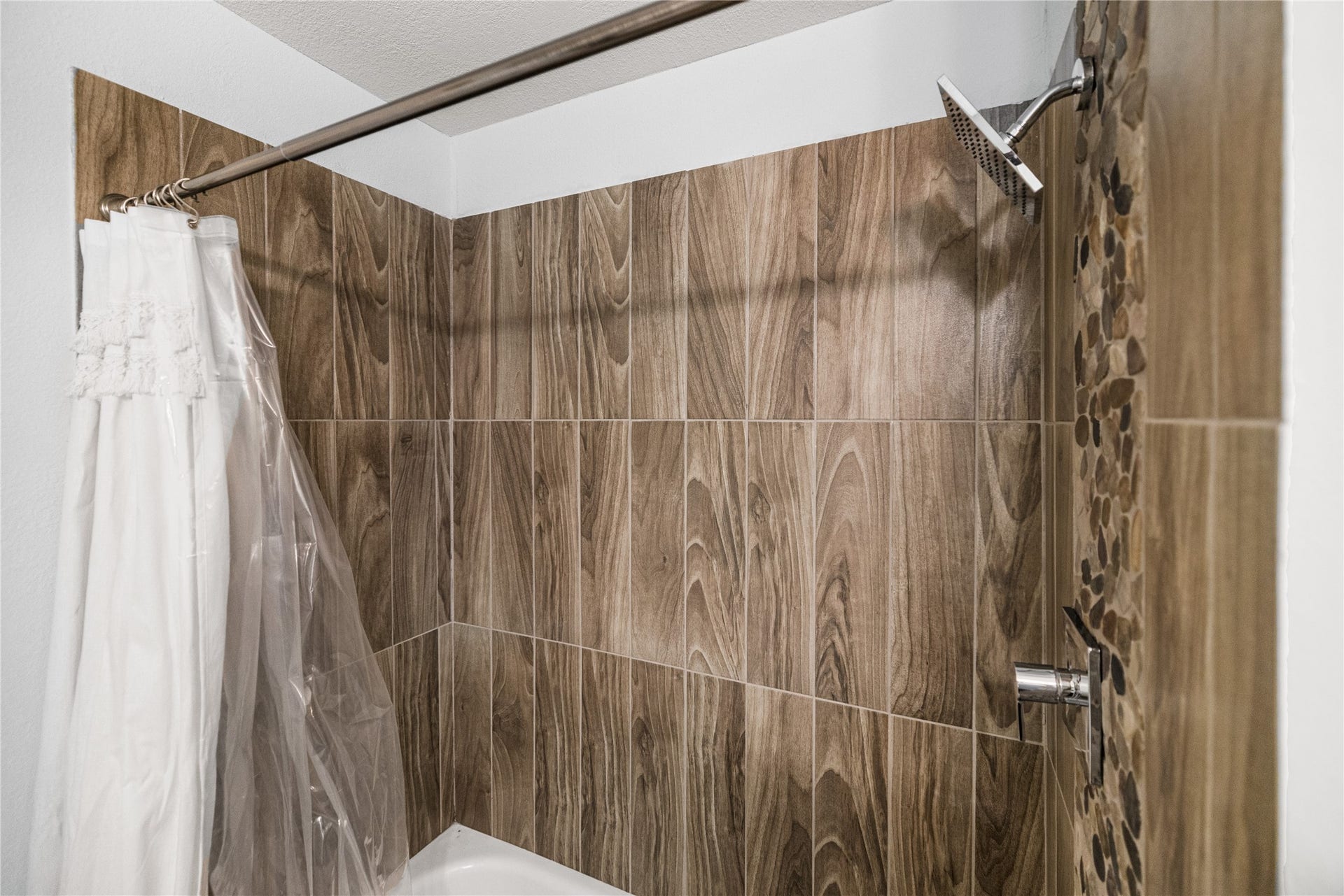 10906 Sagecrest Lane, Houston, TX 77089 Secondary Bathroom