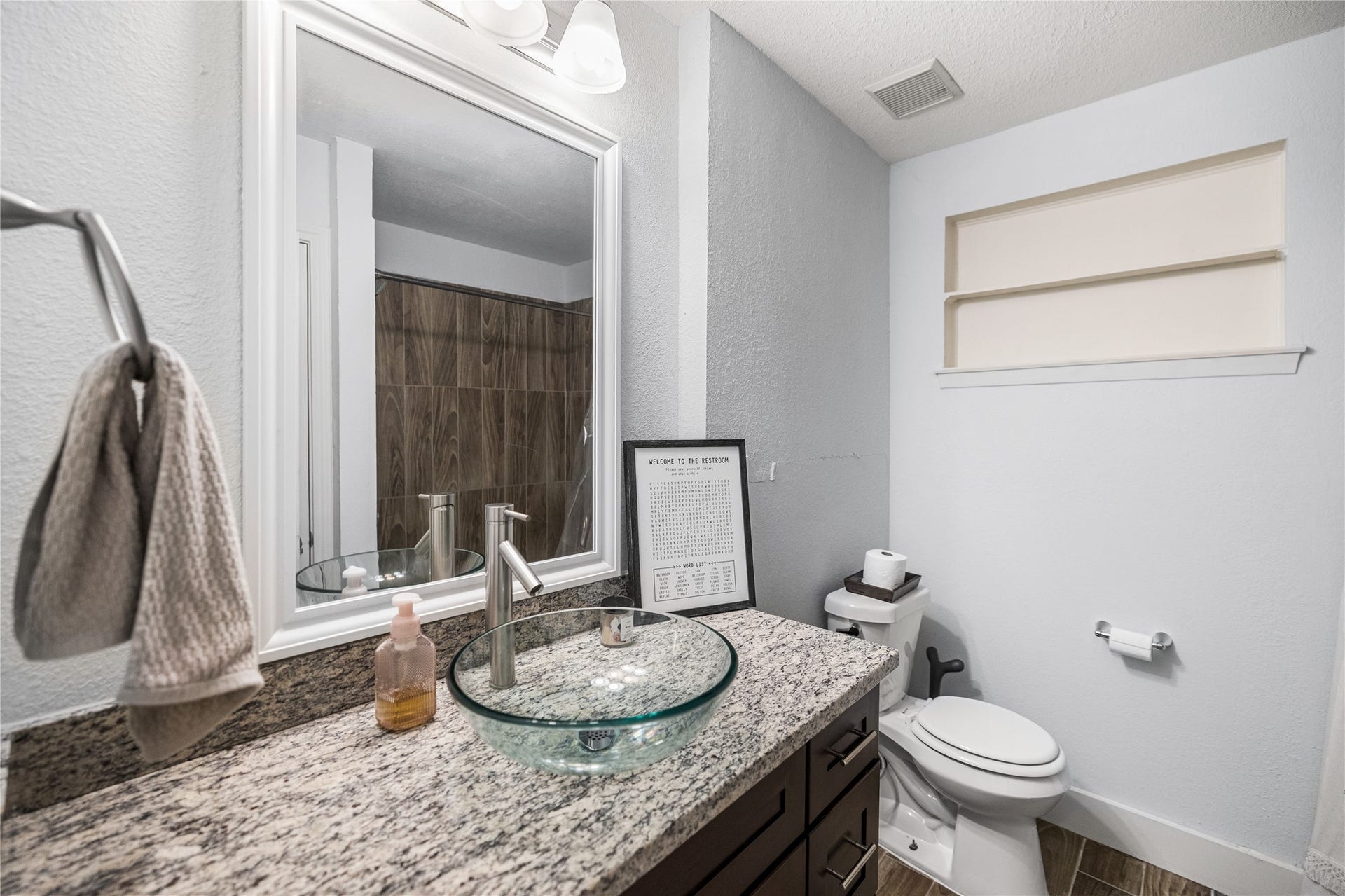 10906 Sagecrest Lane, Houston, TX 77089 Secondary Bathroom