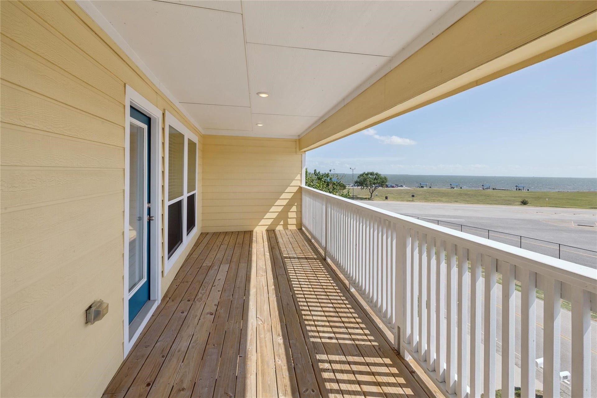 705 N Bayshore Drive, La Porte, TX 77571 Primary Suite Balcony