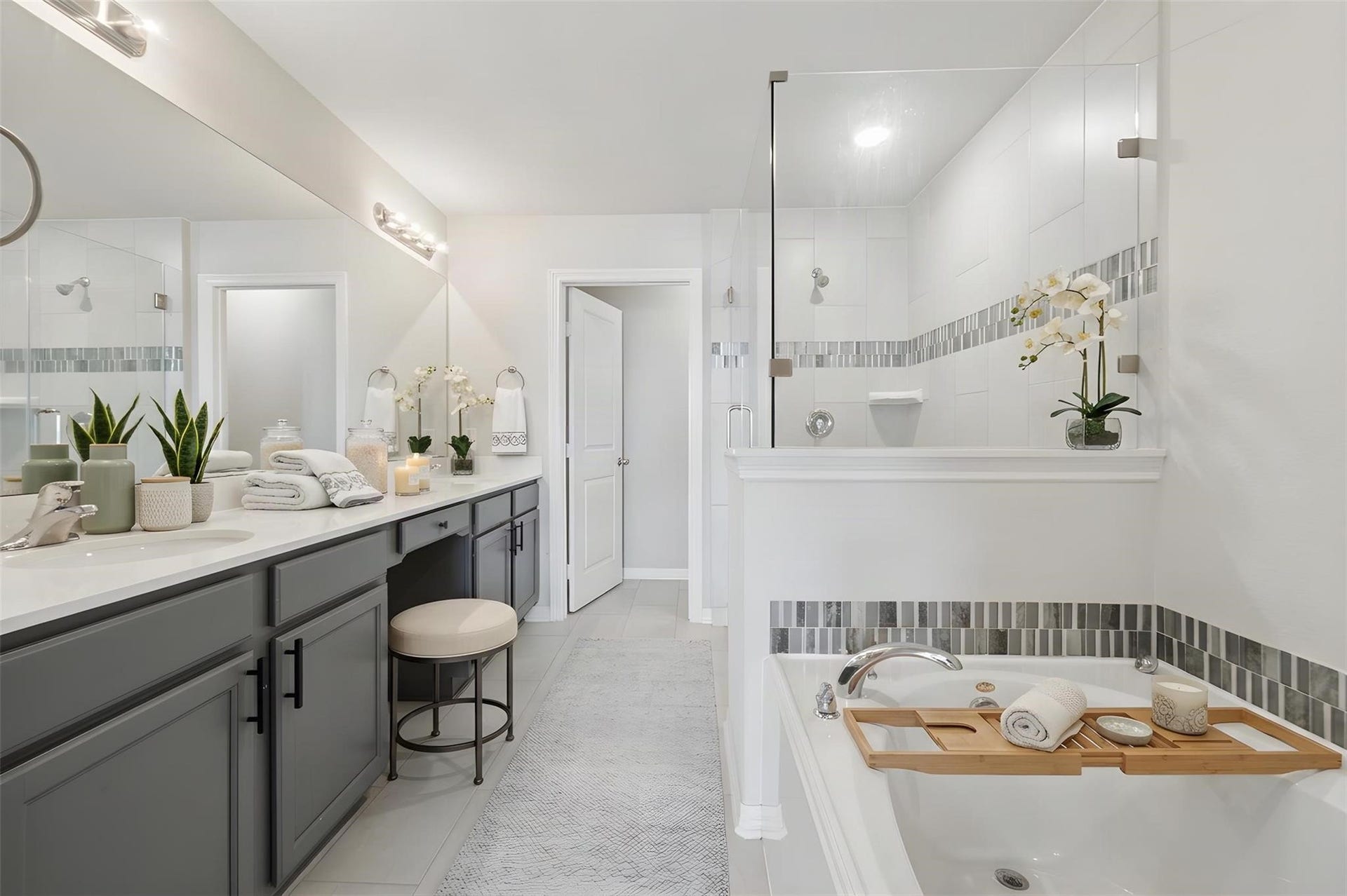 705 N Bayshore Drive, La Porte, TX 77571 Primary Bathroom