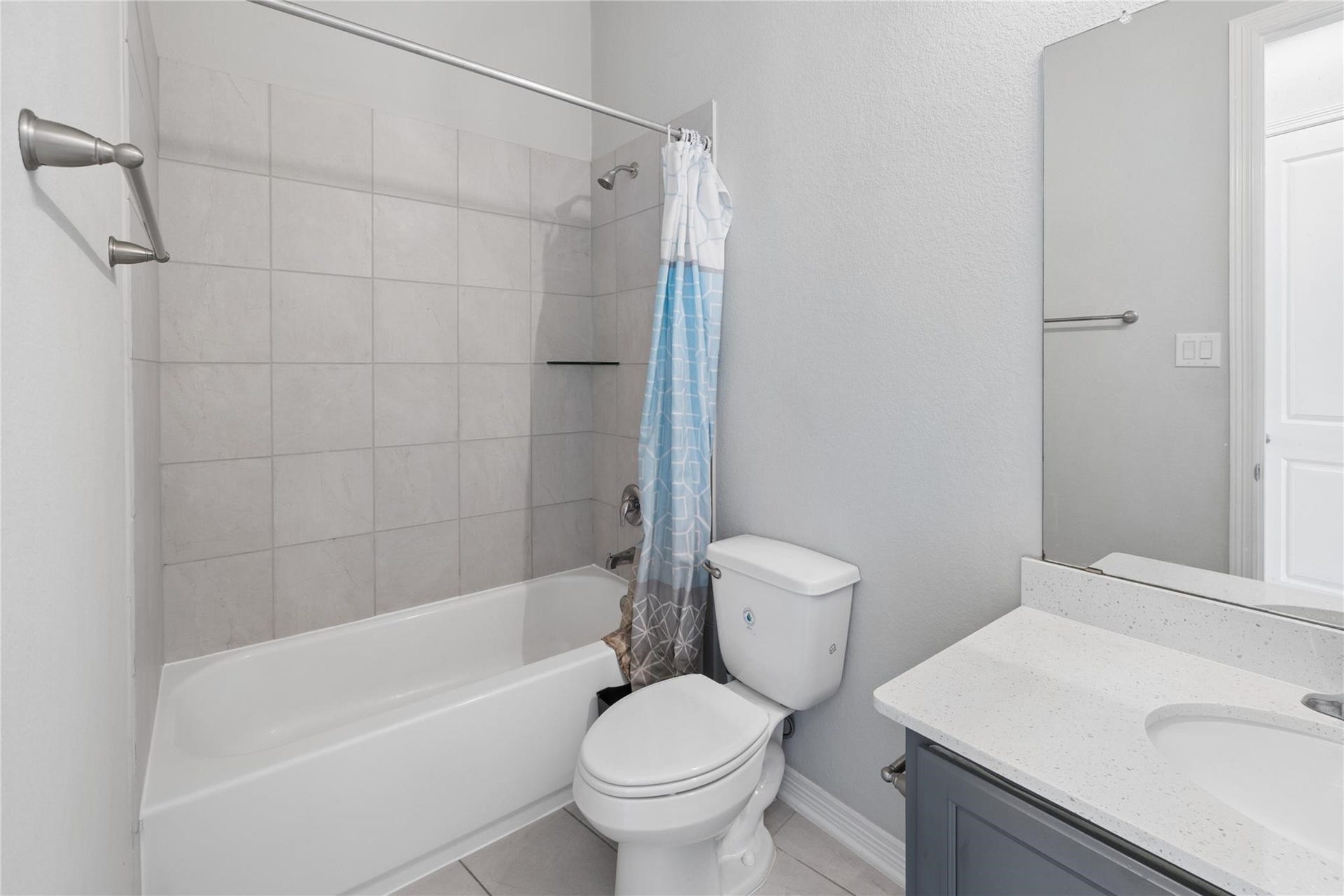 705 N Bayshore Drive, La Porte, TX 77571 Hallway Bathroom