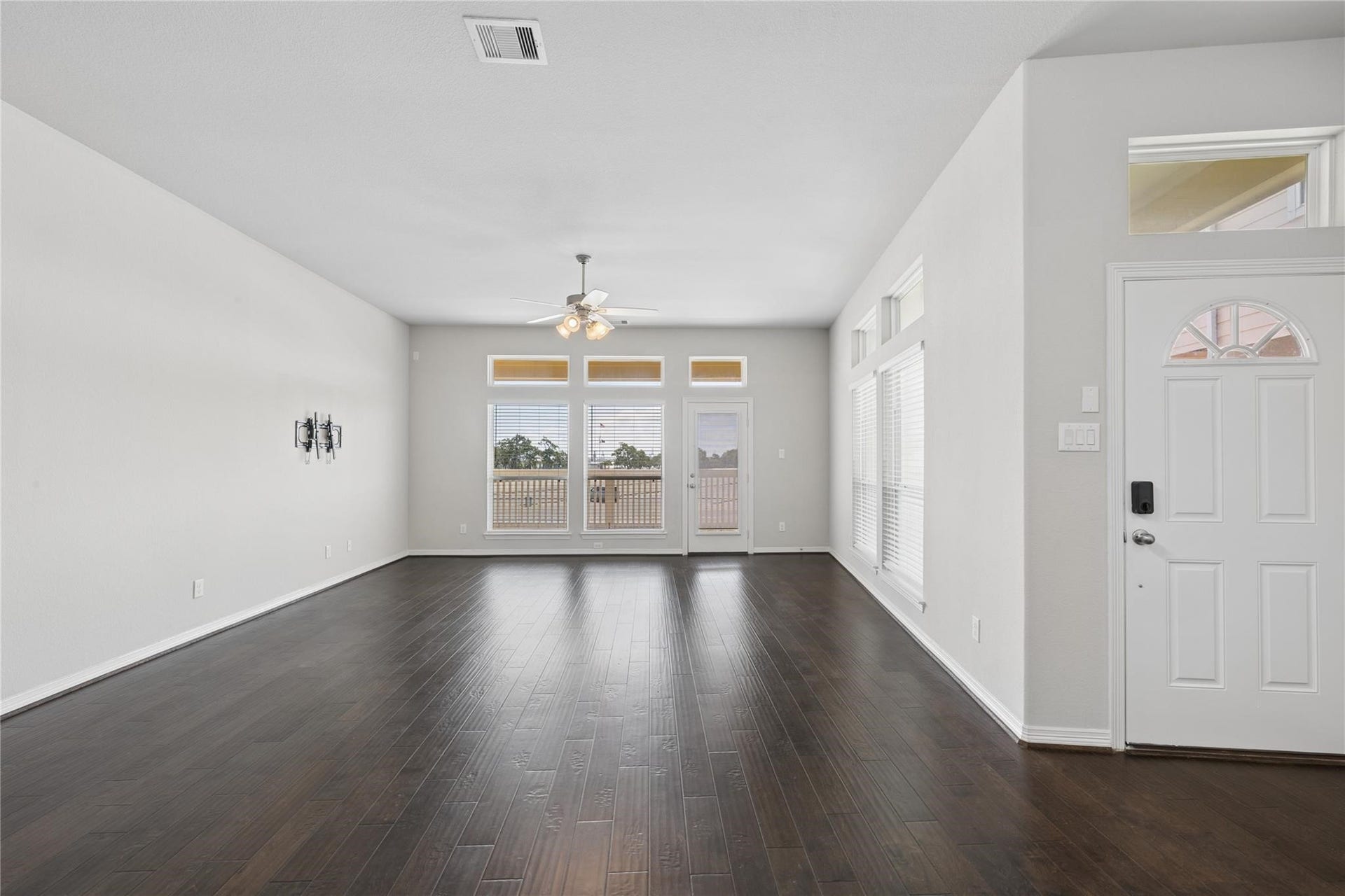 705 N Bayshore Drive, La Porte, TX 77571 Living Room