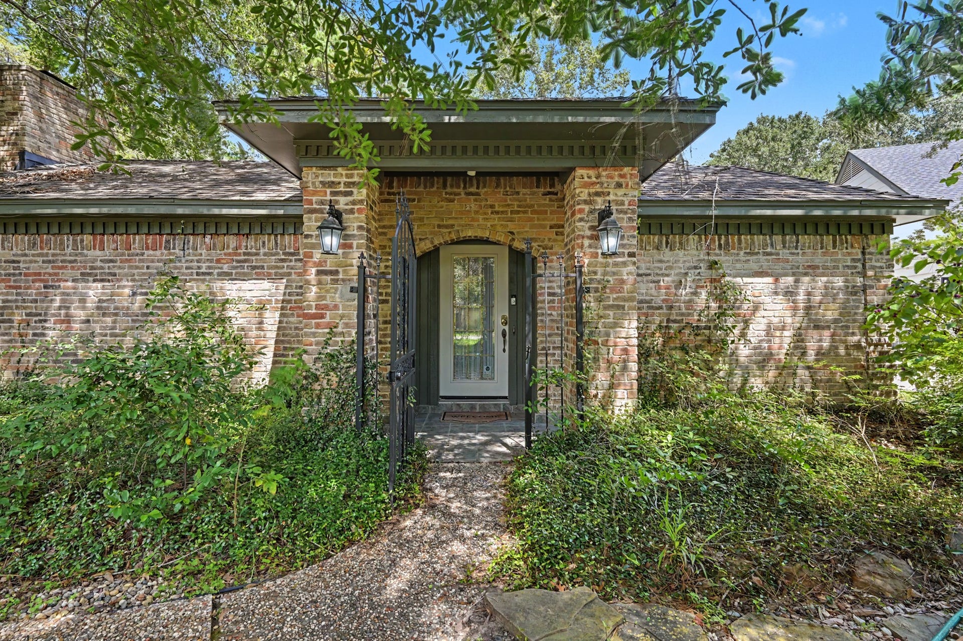 2710 N Logrun Circle, The Woodlands, TX 77380 This 1-story home provides so many great opportunities to make this home a dream home!