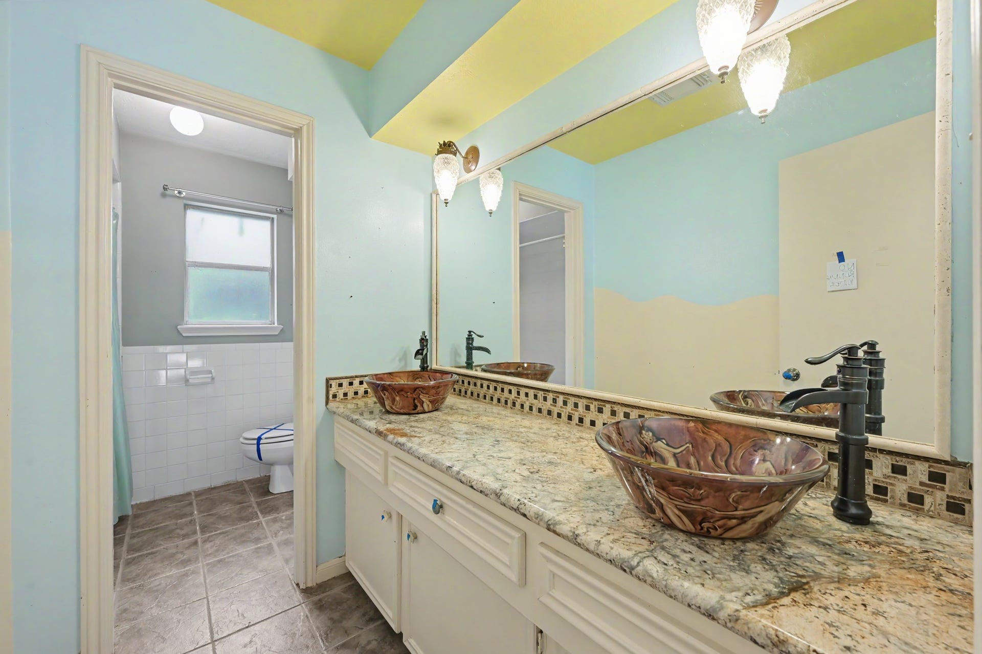 2710 N Logrun Circle, The Woodlands, TX 77380 The Full Bathroom offers double sinks and a tub/shower combination. It is situated between the secondary bedrooms and is convenient for guests, too.