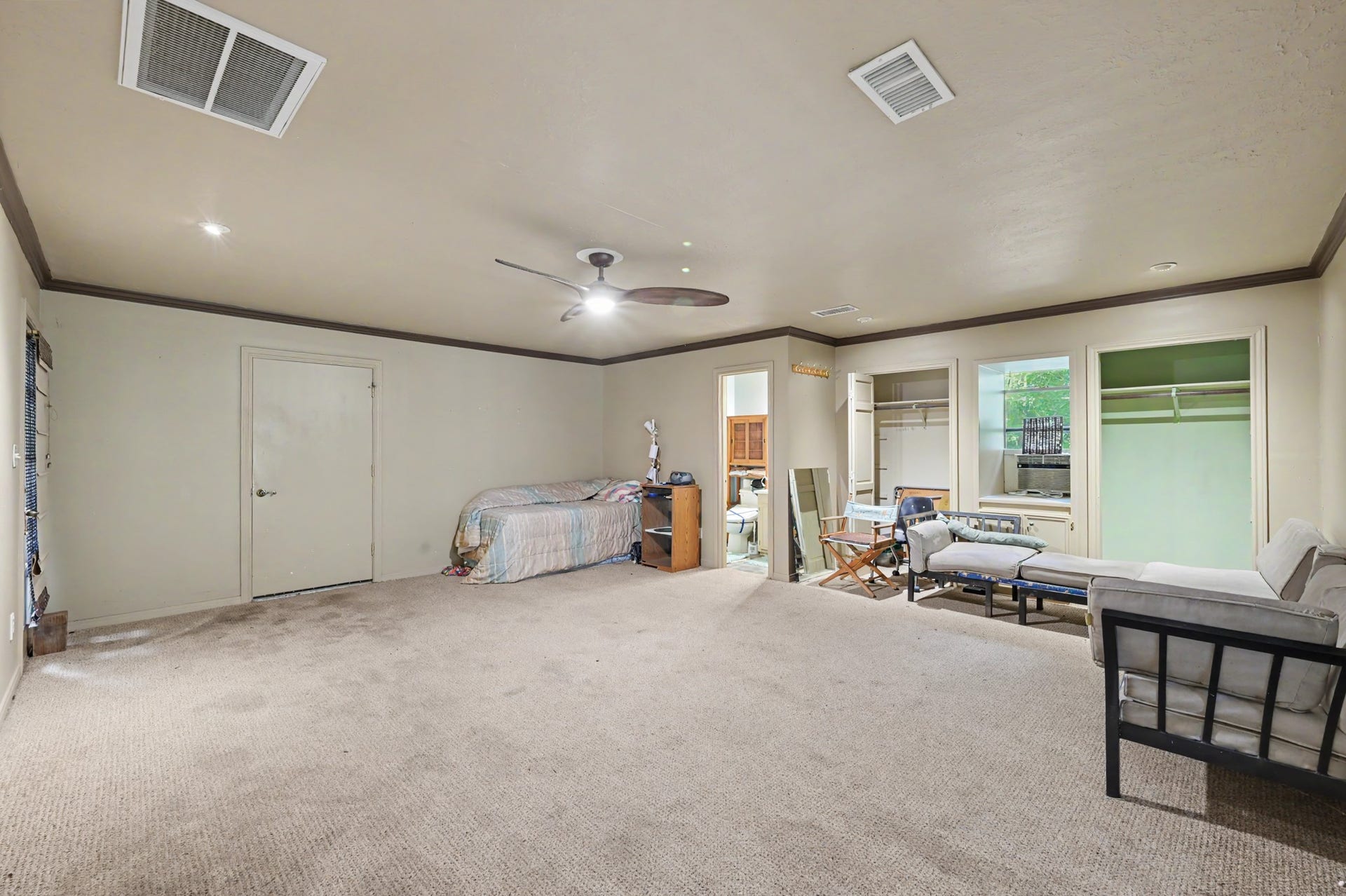 2710 N Logrun Circle, The Woodlands, TX 77380 This large multi-purpose space has been used for a Den, but can be used as a large Bedroom, Game Room, Craft Room, etc., and it is tucked away with access to the backyard and courtyard.