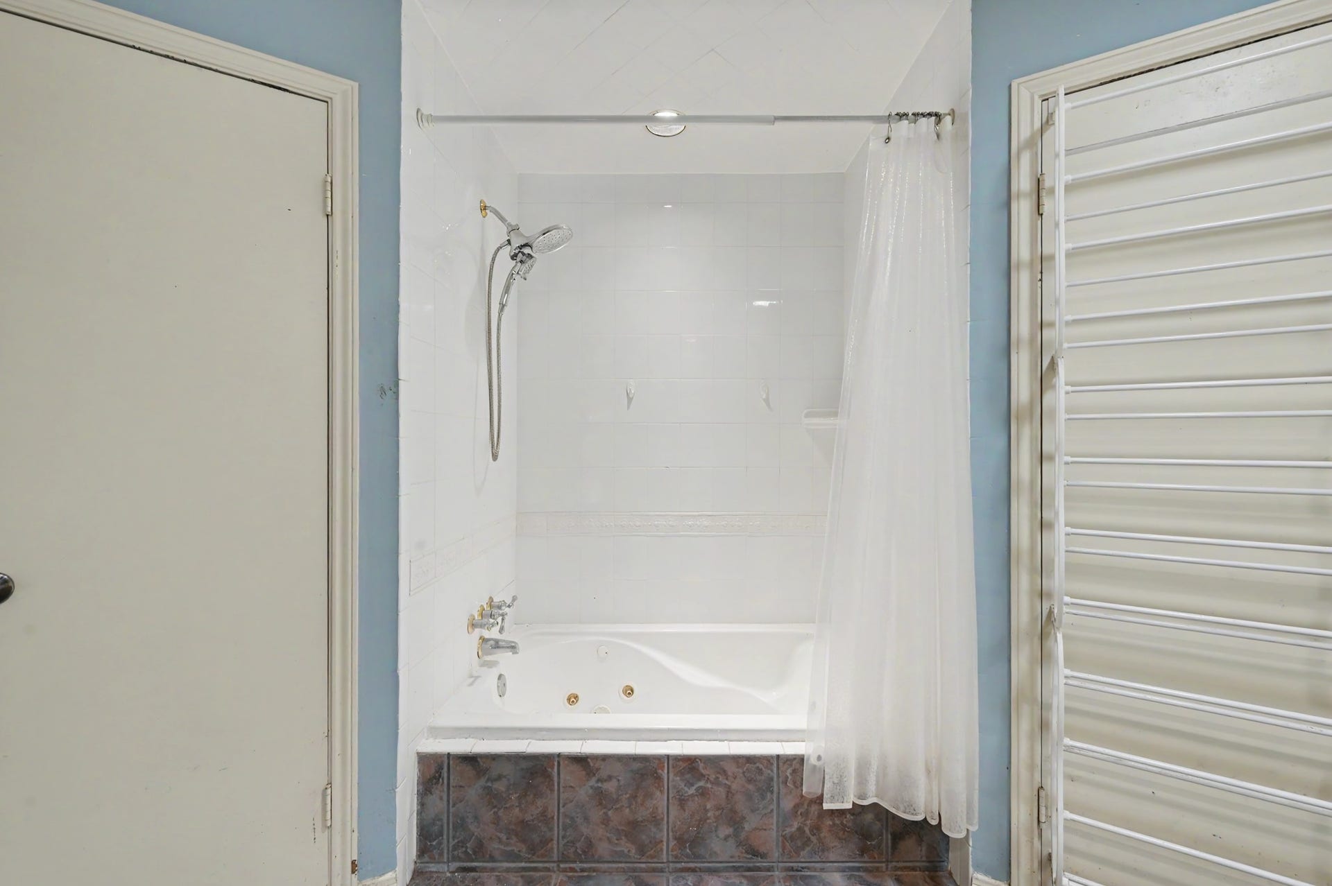 2710 N Logrun Circle, The Woodlands, TX 77380 In addition to the double sinks, there is a tub/shower combination.