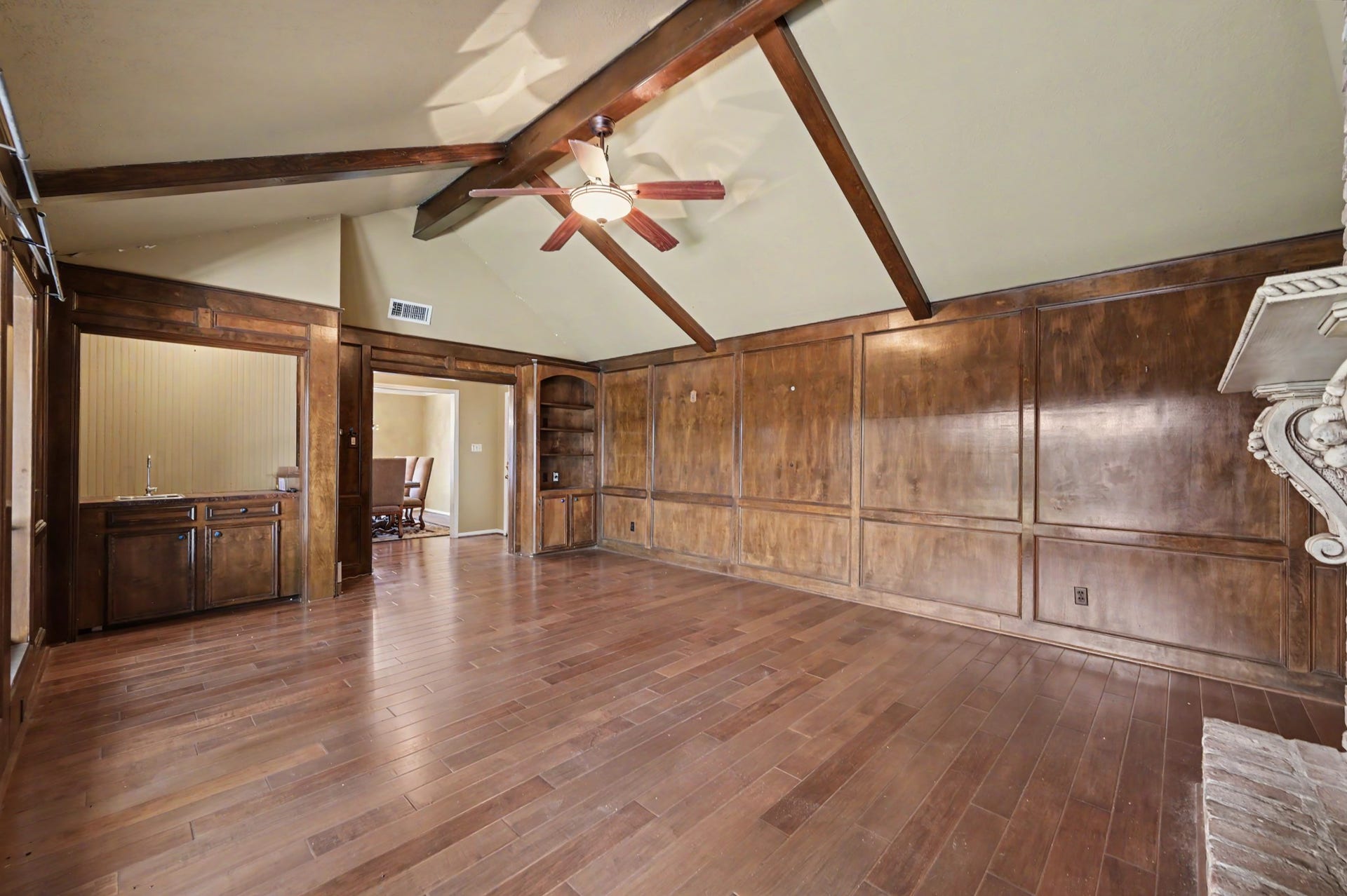 2710 N Logrun Circle, The Woodlands, TX 77380 There is a wet bar which can be modified to add a beverage space.