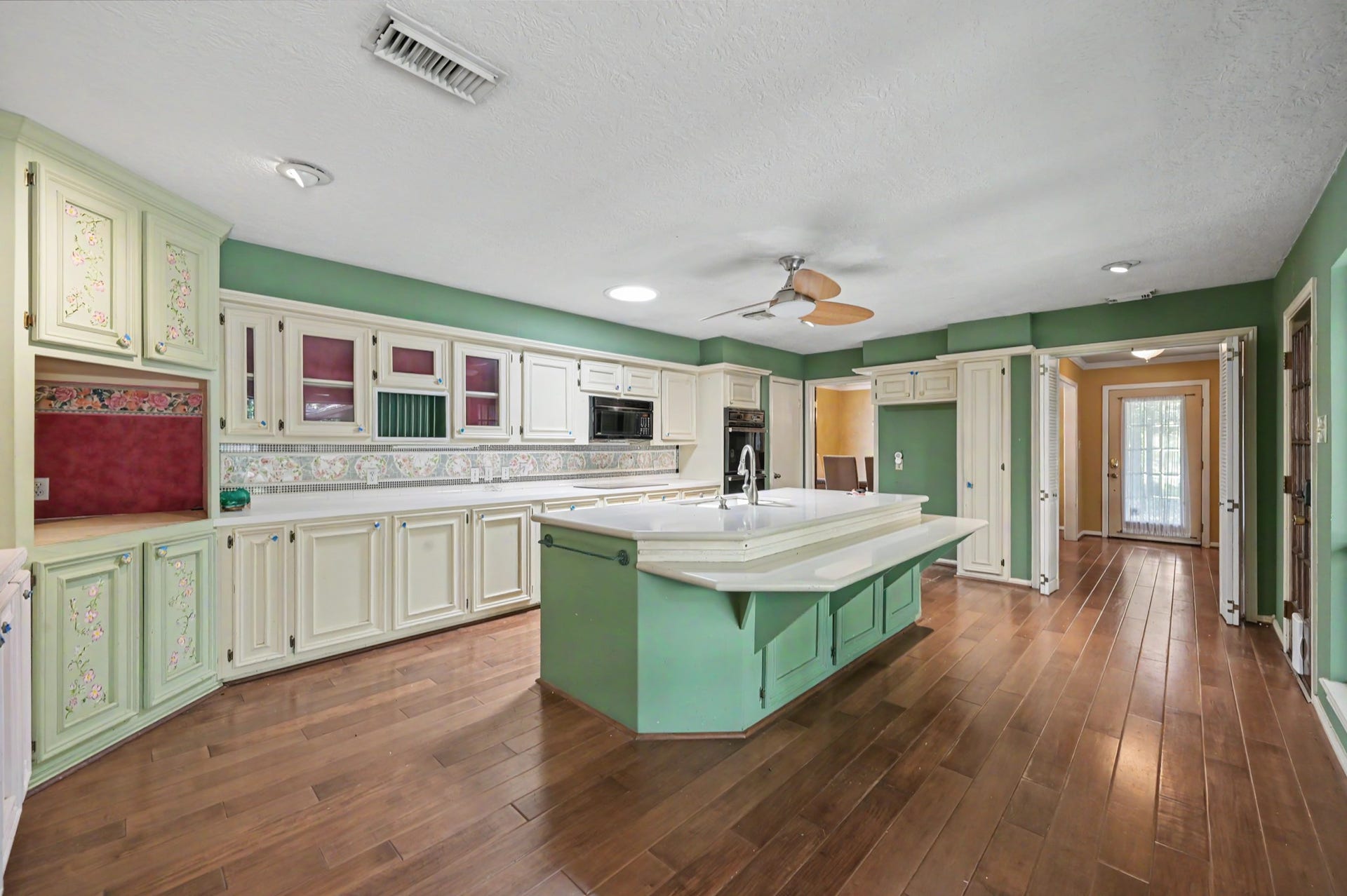 2710 N Logrun Circle, The Woodlands, TX 77380 There is a lot of cabinetry, too!